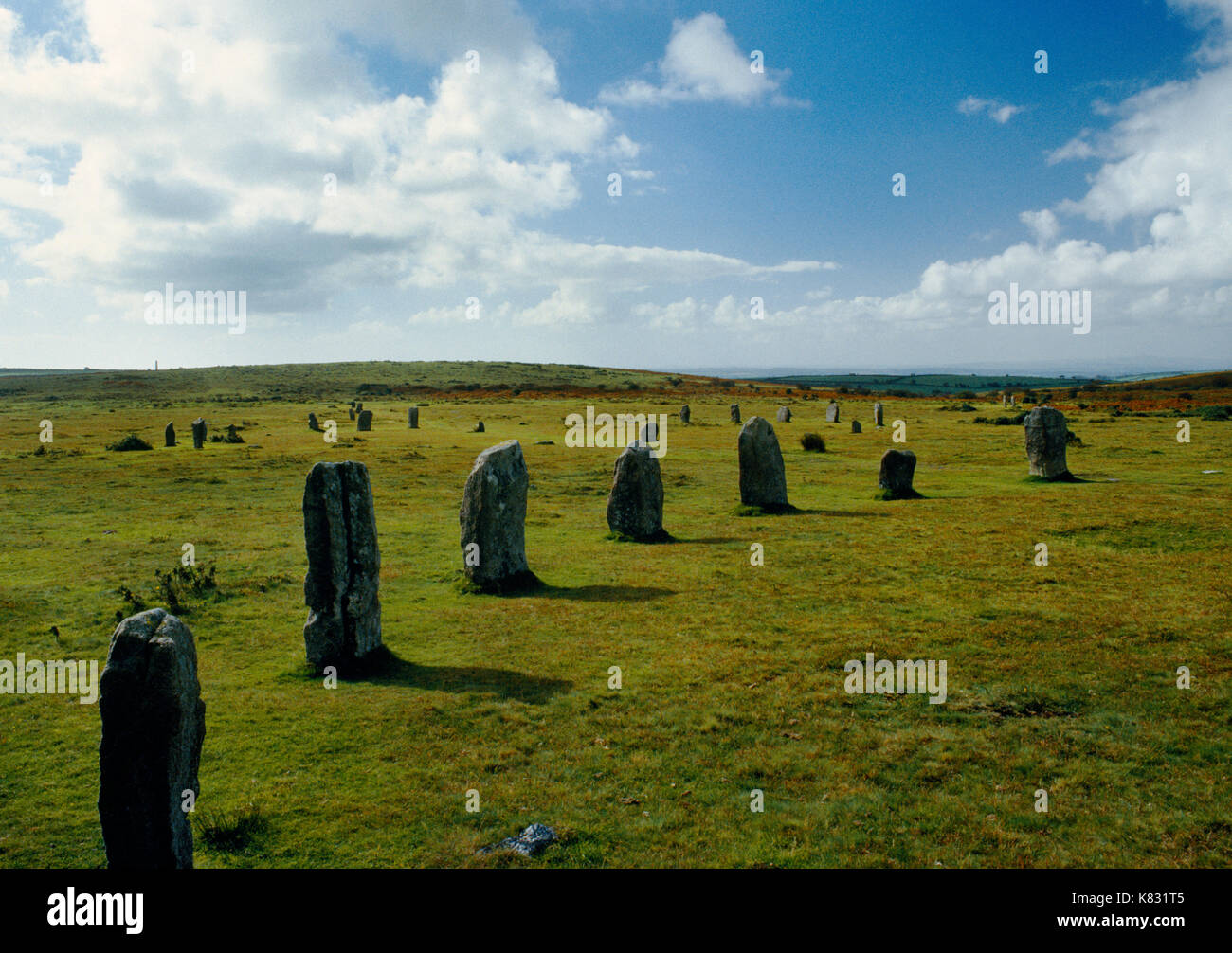 Schleuderer Steinkreise, Bodmin Moor, Cornwall: Blick SW von S Bogen von N Kreis mit zentralen&S kreise hinten: Granit Steine haben Hammer - gekleidet. Stockfoto