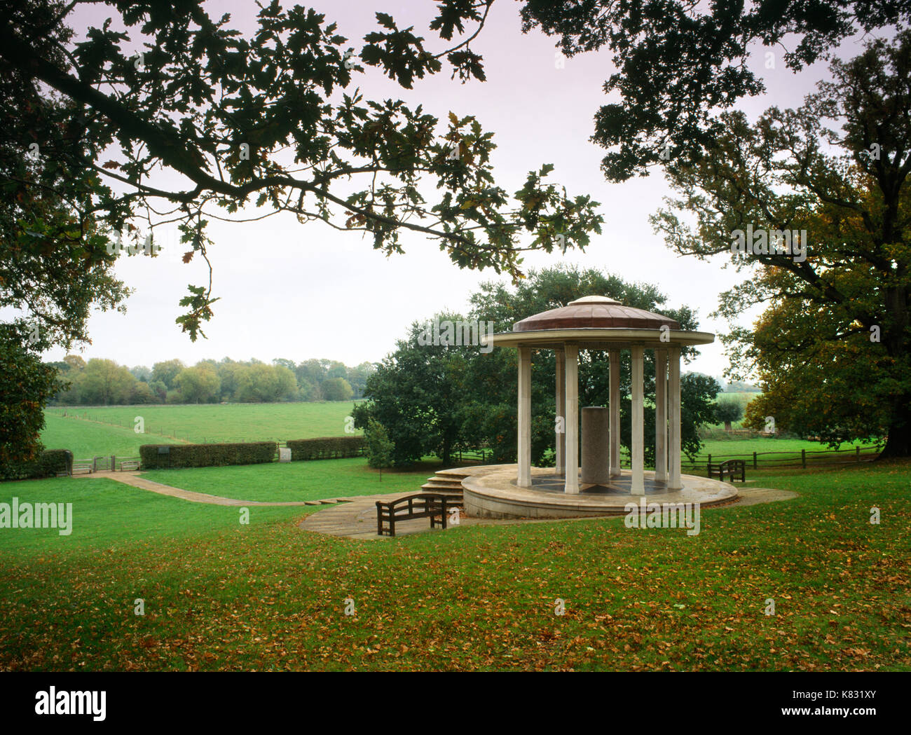 Anzeigen E der Magna Carta Memorial mit Blick aufs Wasser Wiesen von Longmede & Runnymede, neben der Themse in Surrey, wo König John die Magna Carta versiegelt. Stockfoto