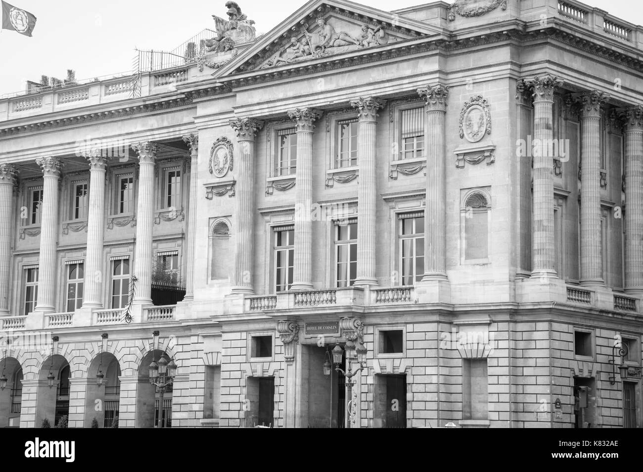 Paris, Frankreich: Place de la Concorde mit seinen typischen barocken Architektur im Herzen von Paris, in Schwarz und Weiß Stockfoto