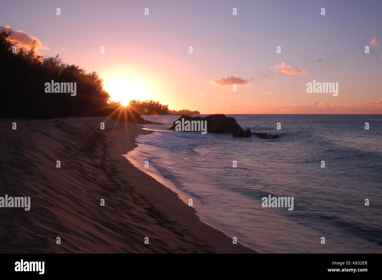 Sonnenuntergang am Strand von Kauai Lumahai Stockfoto