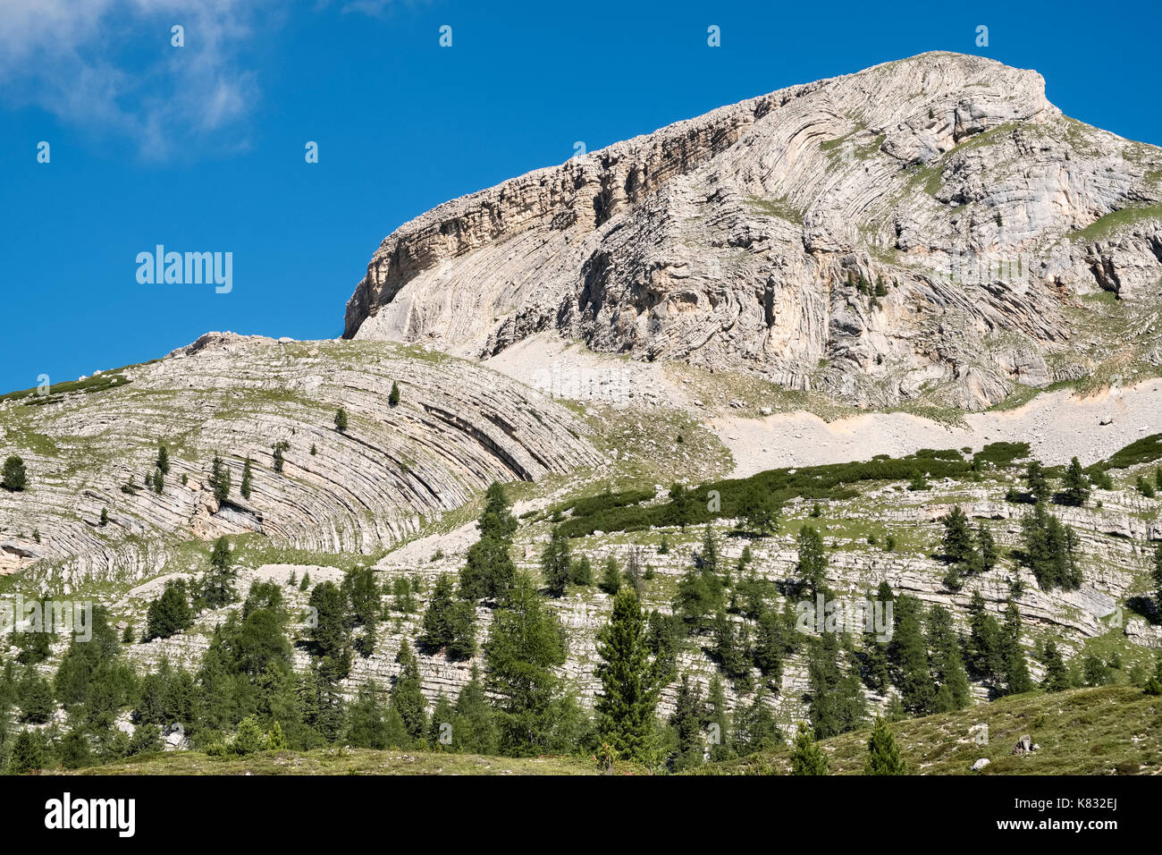 Die Dolomiten, Norditalien. Dramatisch deformierter Gesteinsschichten, unterhalb 2562 m Sas dai Bec, aus der langen Distanz weg Alta Via 1 gesehen Stockfoto