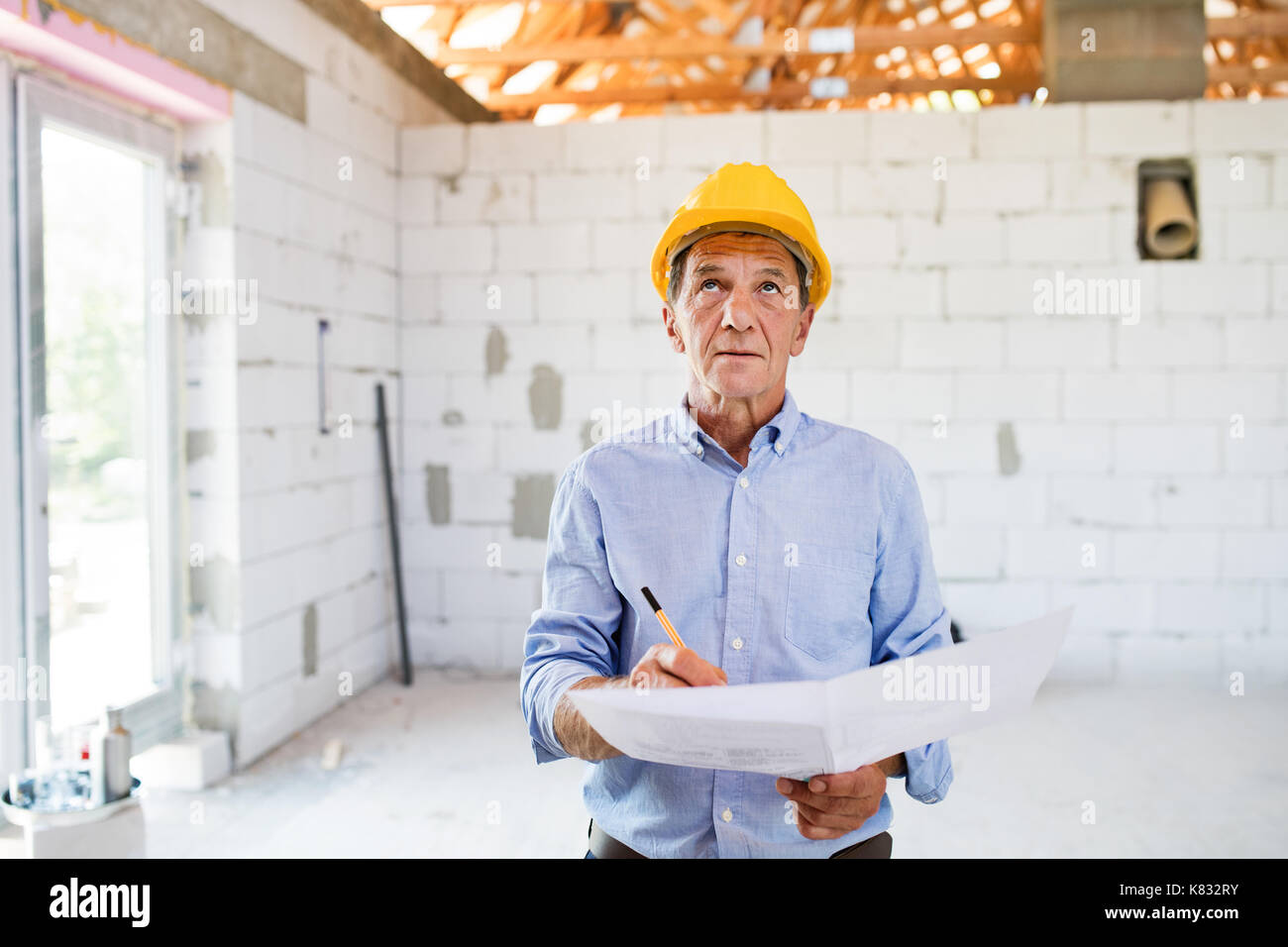 Senior Architekt oder Bauingenieur auf der Baustelle. Stockfoto