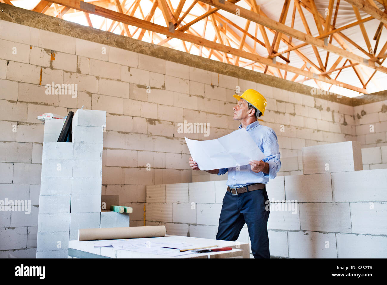 Senior Architekt oder Bauingenieur auf der Baustelle. Stockfoto