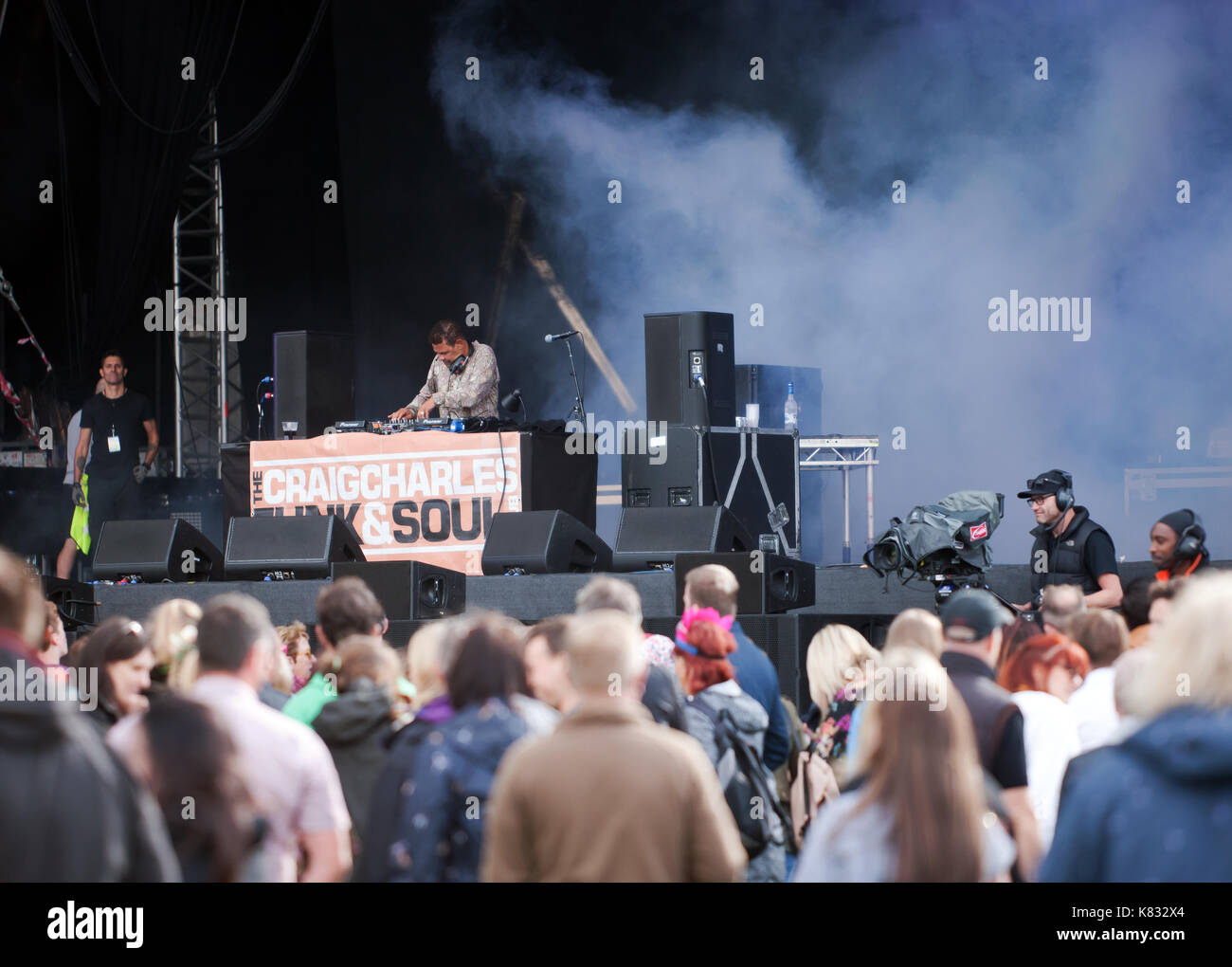 Schauspieler und Rundfunksprecher Craig Charles unterhalten das Publikum mit seinem Funk und Soul Club auf der Hauptbühne am 2017 OnBlackheath Music Festival Stockfoto