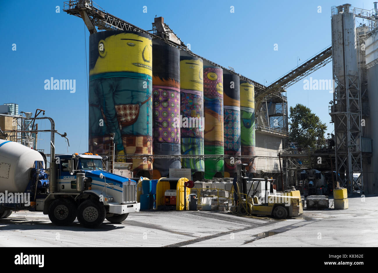 "Riesen". Kunst im öffentlichen Raum arbeiten, die von brasilianischen Street Artists Osgemeos. Granville Island Vancouver British Columbia Kanada 15.10.17 Stockfoto