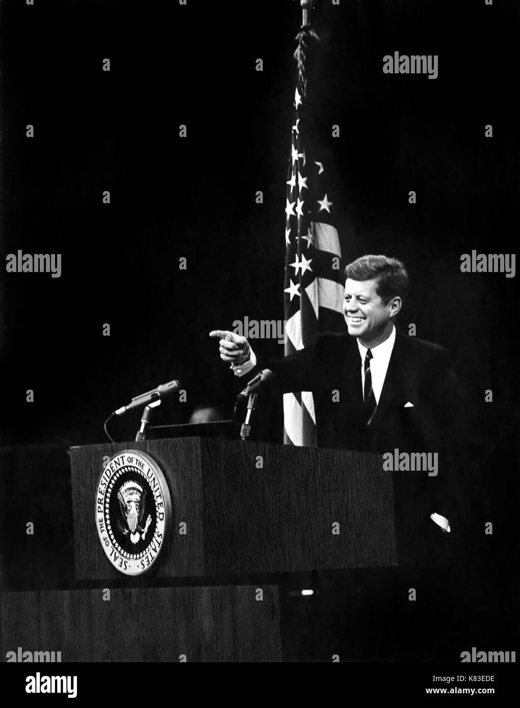 Präsidenten der Vereinigten Staaten John F. Kennedy, der auf einem Reporter während einer Pressekonferenz im Außenministerium Auditorium am 20. November 1962. (Foto von Abbie Rowe) Stockfoto