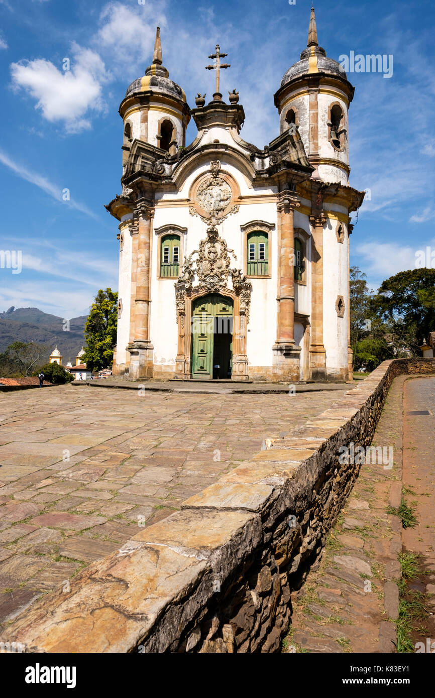 Fassade der Kirche des Heiligen Franziskus von Assisi, Igreja de São Francisco de Assis, die von Aleijadinho, Ouro Preto, Minas Gerais, Brasilien. Stockfoto