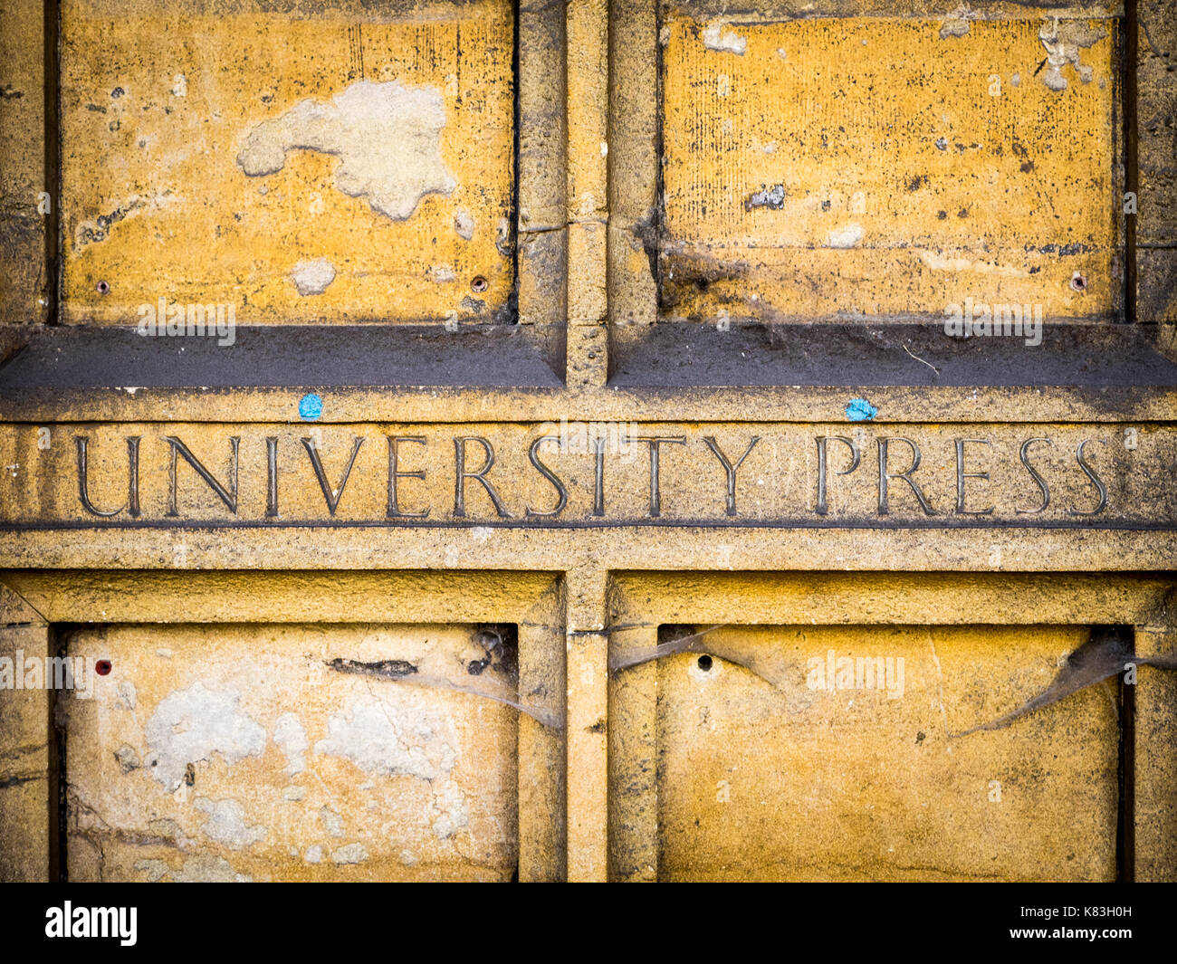 Alte geschnitzte Typenschild auf der Pitt Gebäude Cambridge. Die Pitt Gebäude ist der ehemalige Hauptsitz der Cambridge University Press (erbaut 1833). Stockfoto