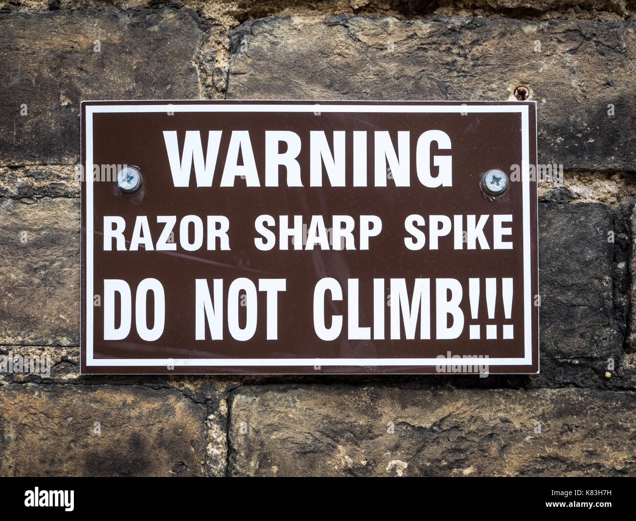 Warnschild gestochen scharfe Spike nicht Klettern an einer Wand Stockfoto
