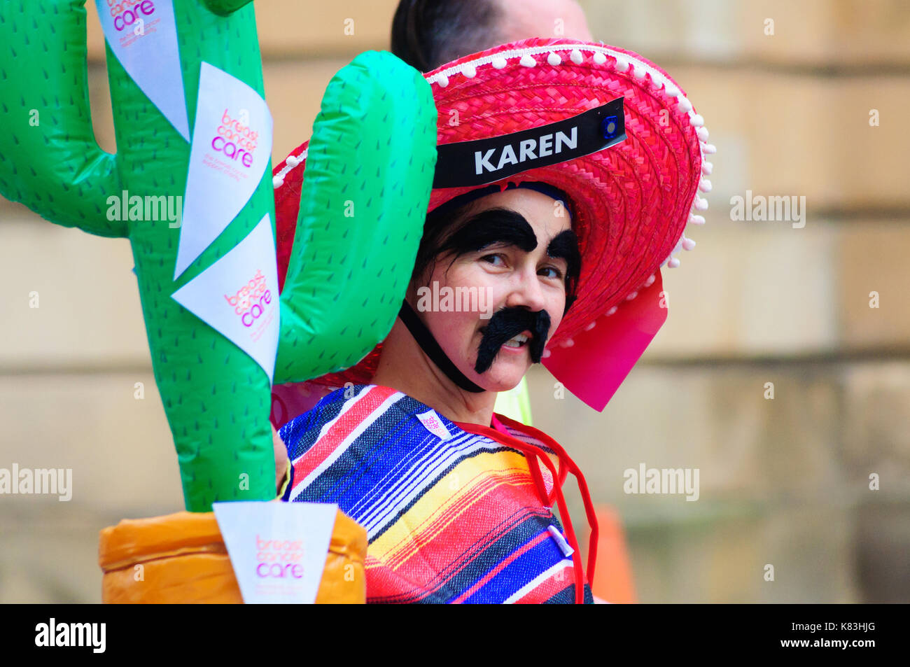 Glasgow, Schottland - Oktober 2, 2016: Runner namens Karen konkurrieren auf den Straßen der Stadt während der großen schottischen ausführen, gekleidet wie ein mexikanischer Stockfoto