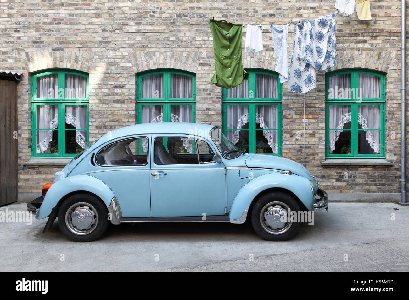 Aarhus, Dänemark - 28. August 2017: Volkswagen Käfer in der Altstadt von Aarhus, Dänemark Stockfoto