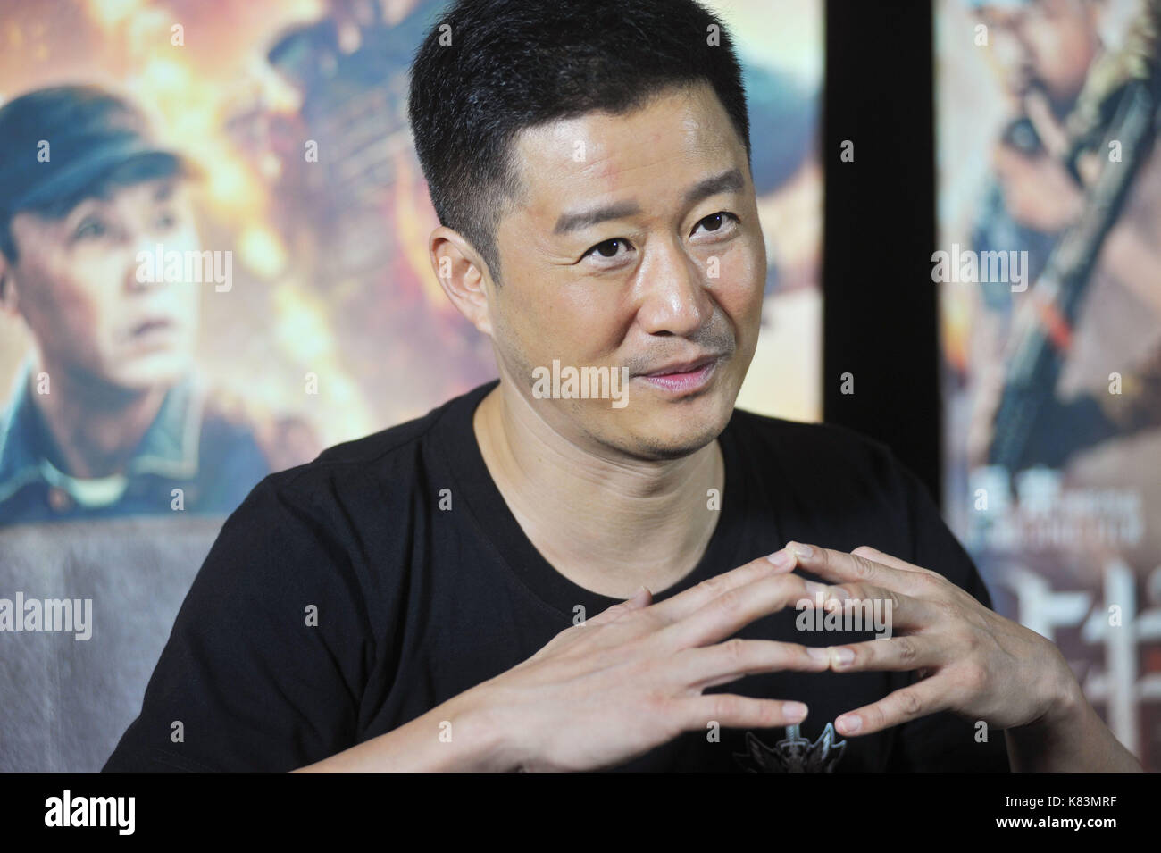 Direktor Wu Jing spricht bei einem Interview für seinen Film 