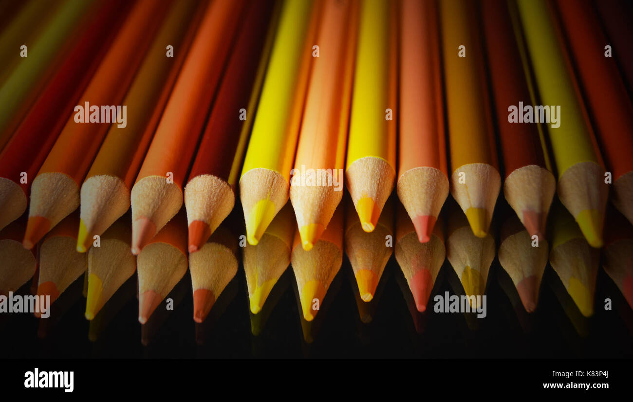 Gelb und Orange Bleistifte mit Reflexion auf schwarzem Hintergrund Stockfoto