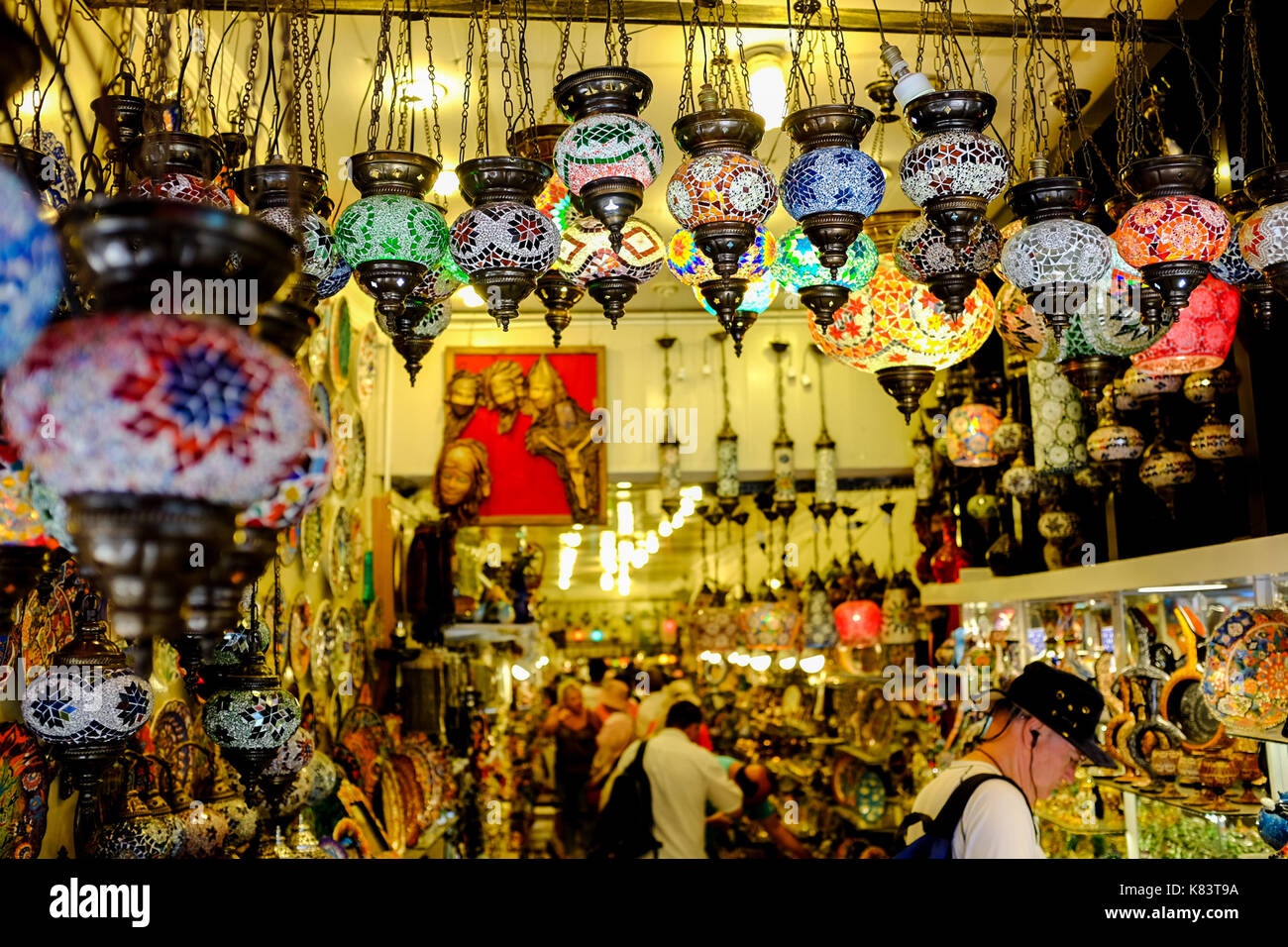 Türkische Laternen und andere Armbänder und Ringe sind in Geschäften in Kusadasi, Türkei gesehen. Stockfoto