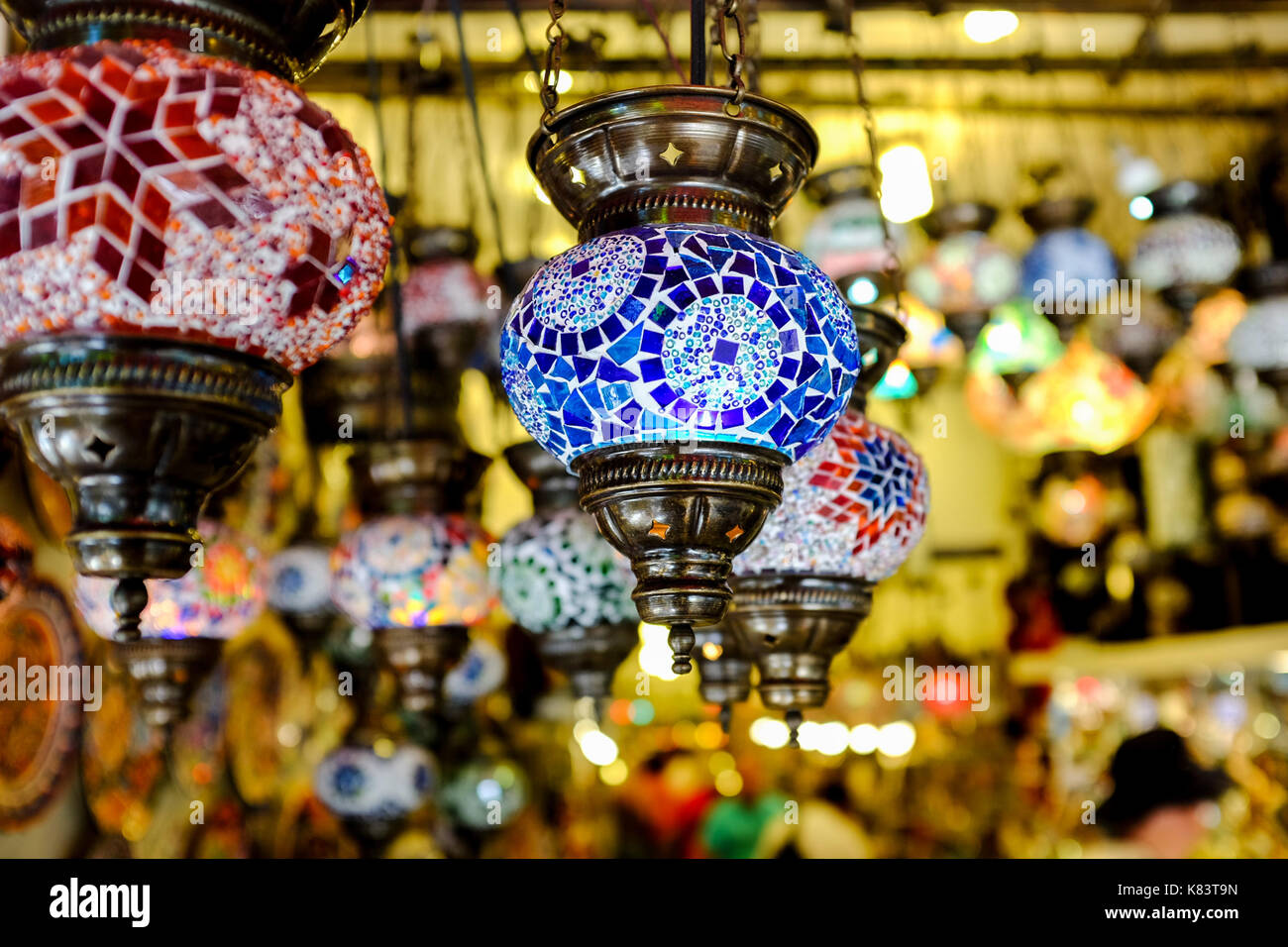 Türkische Laternen und andere Armbänder und Ringe sind in Geschäften in Kusadasi, Türkei gesehen. Stockfoto