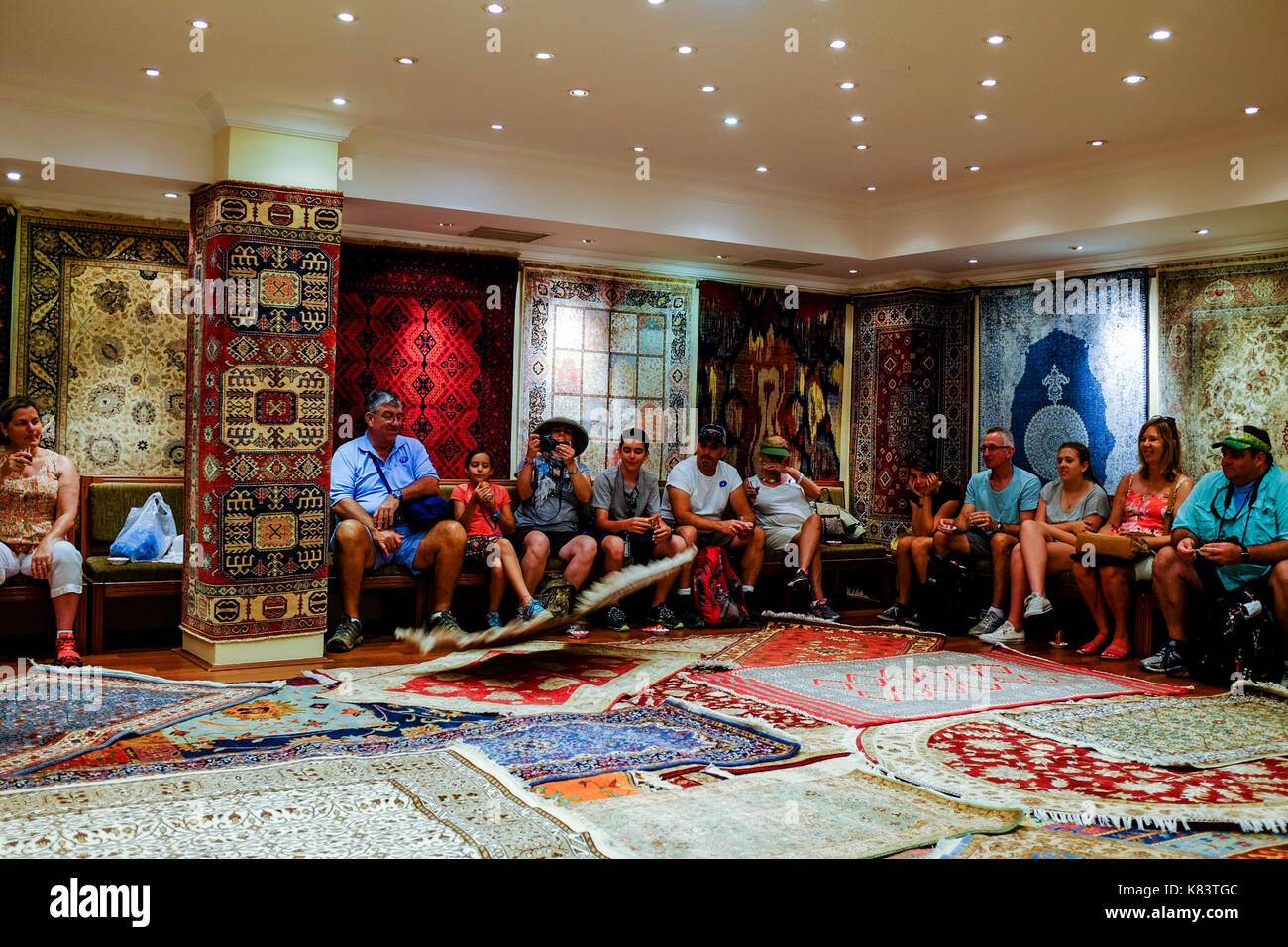 Menschen besuchen einen Teppich Verkauf demonstrieren in Kusadasi, Türkei Juli 6, 2016. Die Türkei ist für seine qualitativ hochwertigen Teppichen bekannt, aber manchmal sind Fälschungen. Stockfoto