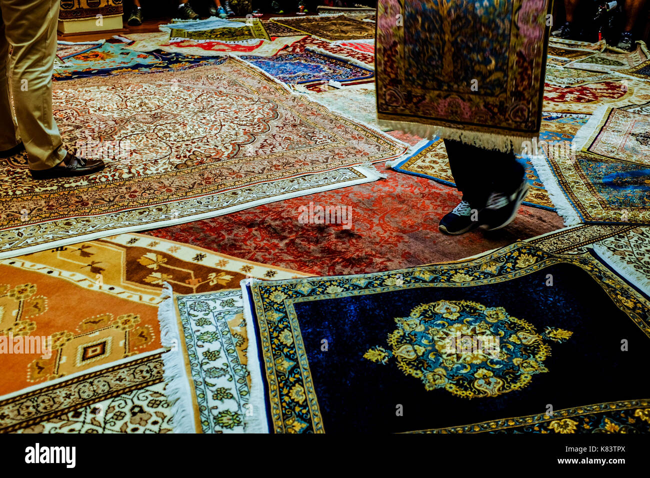 Menschen besuchen einen Teppich Verkauf demonstrieren in Kusadasi, Türkei Juli 6, 2016. Die Türkei ist für seine qualitativ hochwertigen Teppichen bekannt, aber manchmal sind Fälschungen. Stockfoto