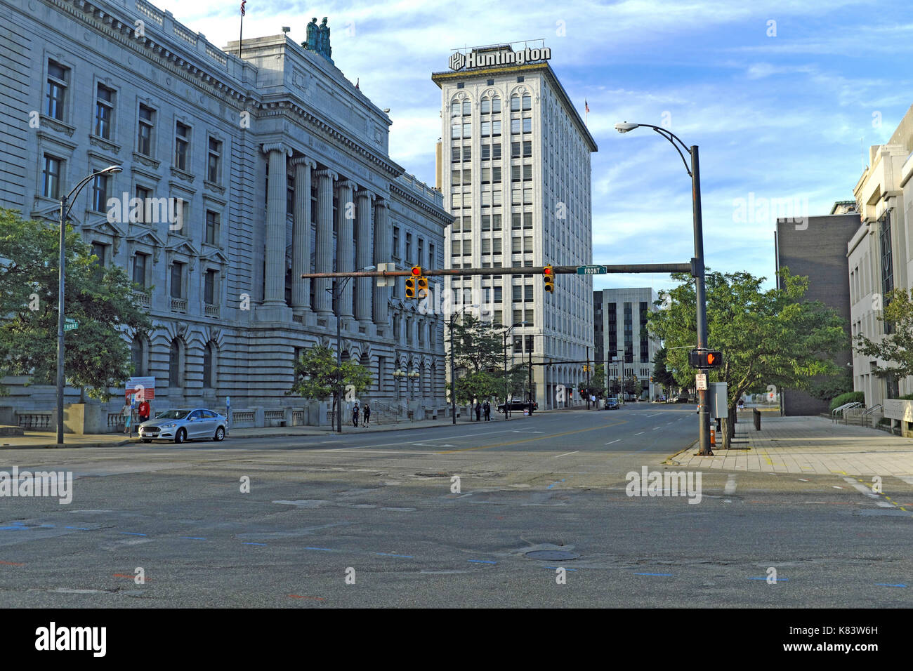 Gebäude in der Innenstadt von Youngstown, Ohio, USA zusammen mit der relativ freien Straßen zeigen einen rustbelt Stadt im Mittelwesten, abgenommen hat. Stockfoto