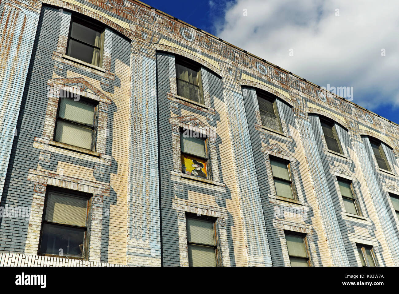 Ein gemaltes Backsteingebäude in der Innenstadt von Youngstown, Ohio, USA, ist ein Zeichen für die Wiederbelebung dieser Stadt. Stockfoto