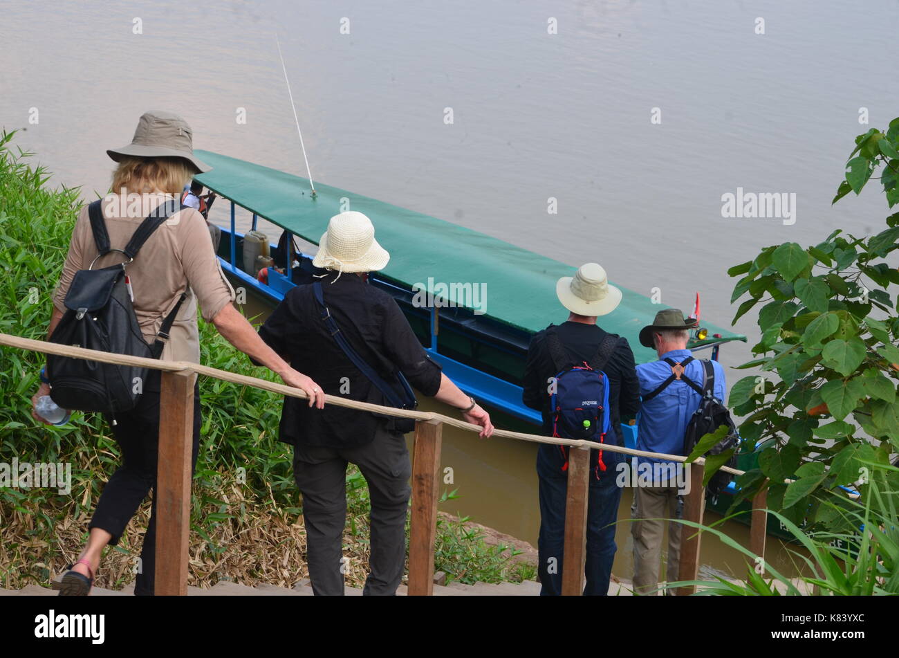 Touristen Board ein Motorboot zu einer, in den Amazonas Regenwald Lodge. Tambopata Fluss, Puerto Maldonado, Peru Stockfoto