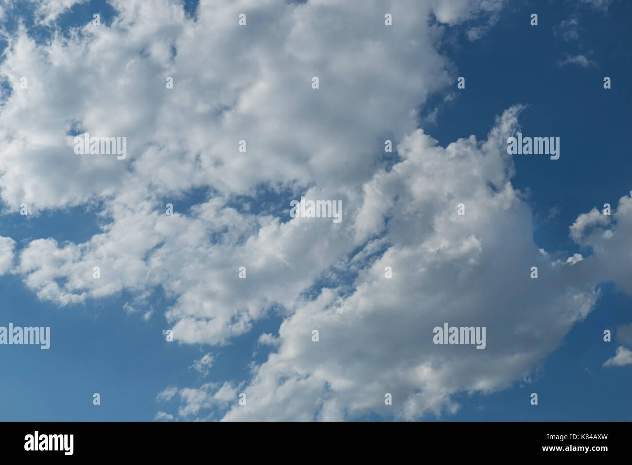 Blauer Himmel mit Wolken-Hintergrund Stockfoto