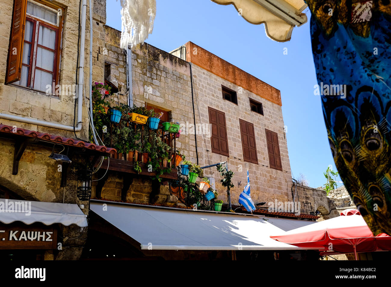 Allgemeine Ansichten von Geschäften und Geschäftsleuten und Touristen und Sehenswürdigkeiten von Rhodos, Griechenland 2017. Der Fotojournalist mit einem Fuji X 100 s. Stockfoto