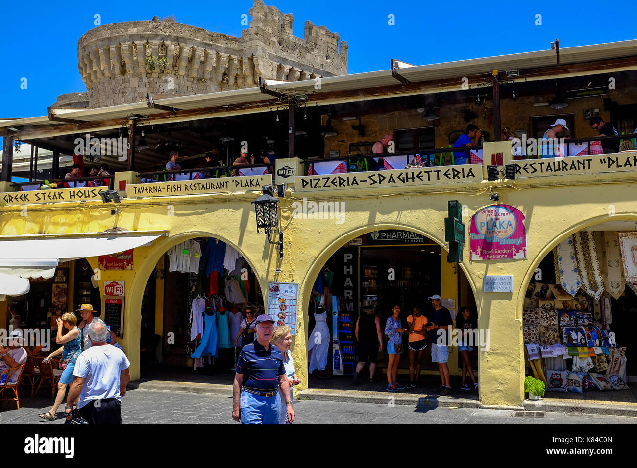 Allgemeine Ansichten von Geschäften und Geschäftsleuten und Touristen und Sehenswürdigkeiten von Rhodos, Griechenland 2017. Der Fotojournalist mit einem Fuji X 100 s. Stockfoto