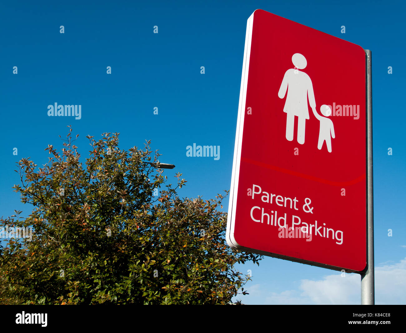 Eltern parken Schild bei Tesco Extra Parkplatz Stockfoto