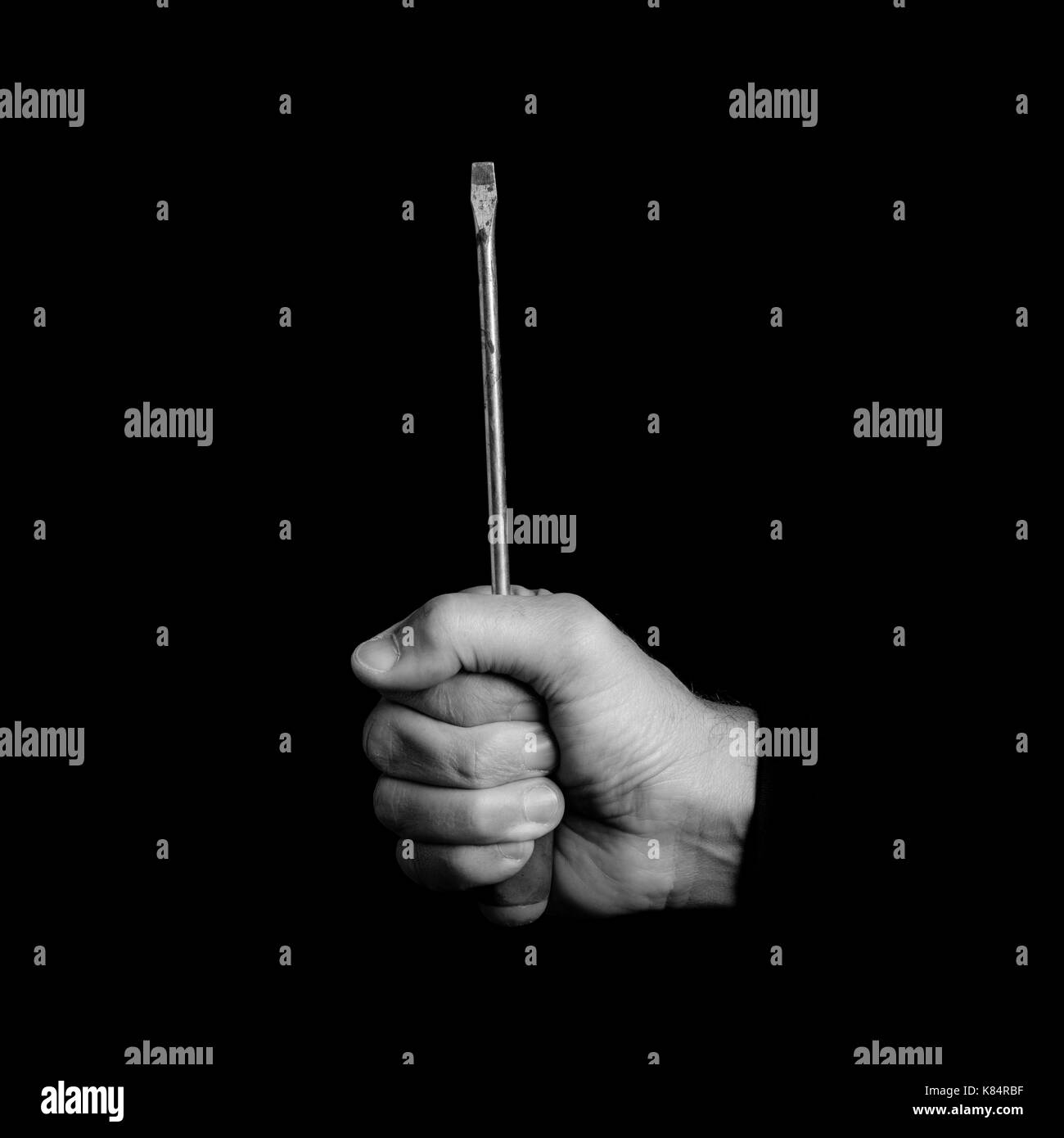 Schraubendreher - Werkzeuge in der Hand eines Mannes - schwarz-weiß Foto Stockfoto