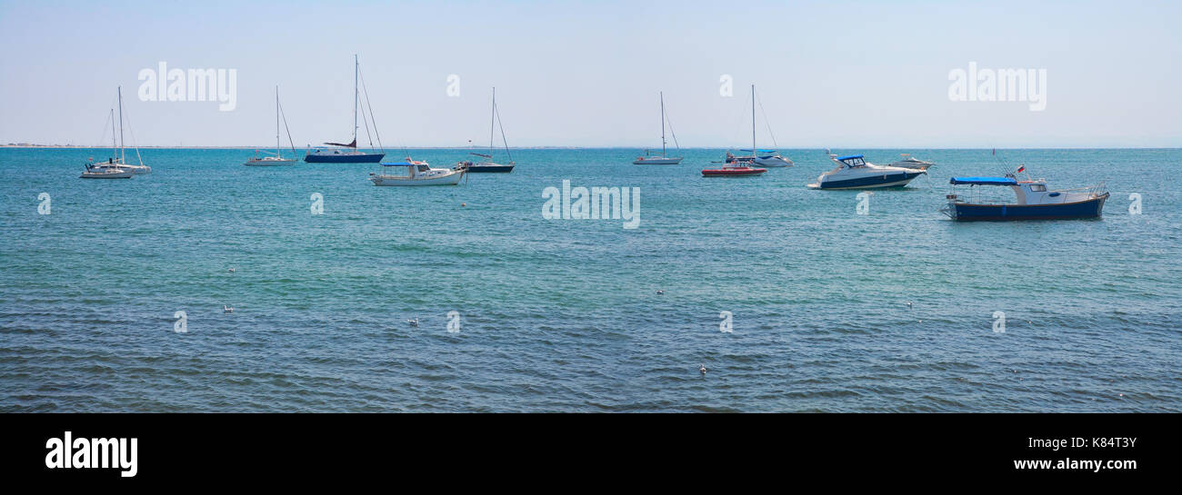 Panoramablick auf das Meer, Yachten auf See, Sommer Tag Stockfoto