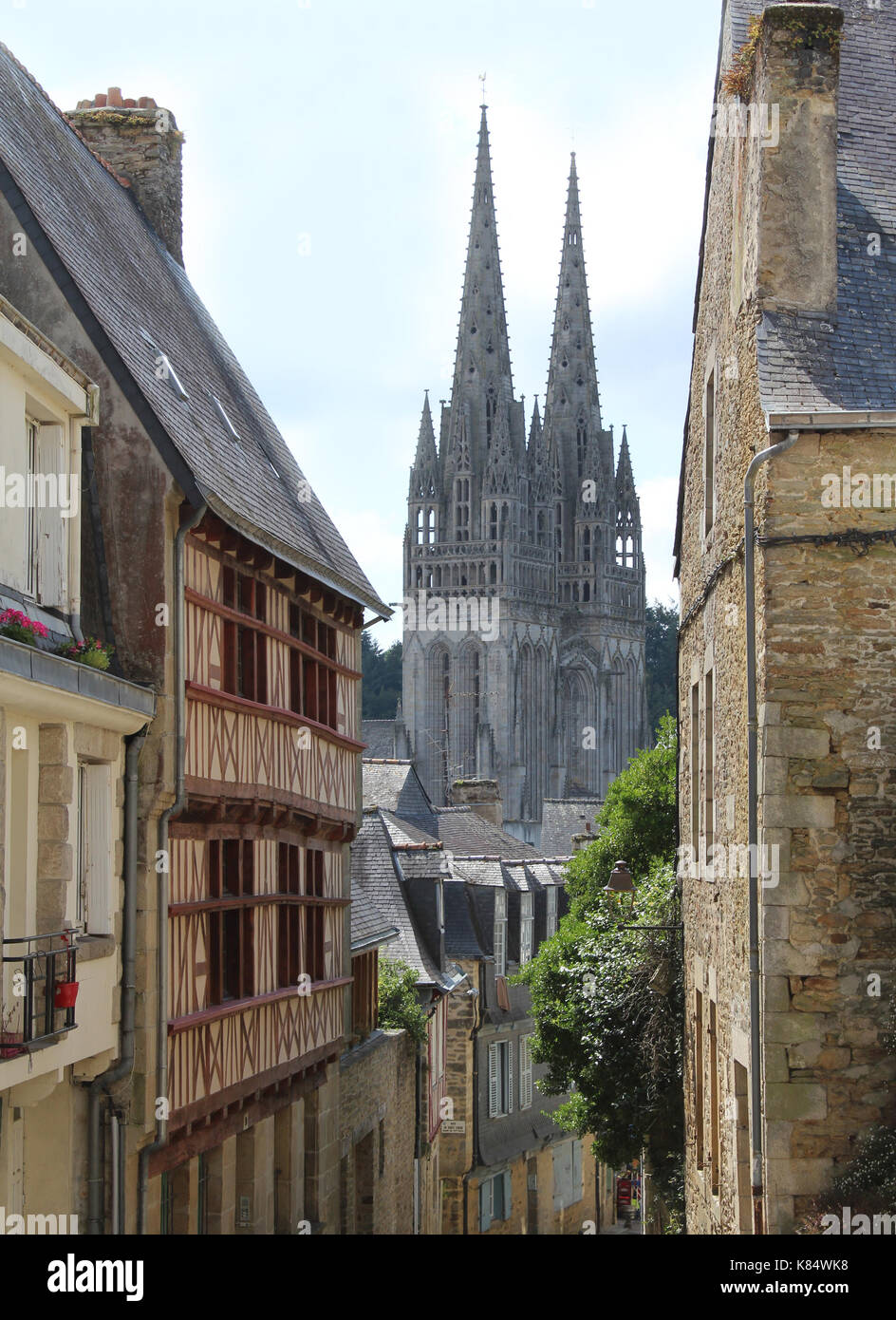 QUIMPER, Frankreich, 24. Juli 2017: Die malerischen Straßen der Altstadt von Quimper, Quimper, Dom. Quimper ist eine historische Stadt in Finistere und eine Bevölkerung Stockfoto