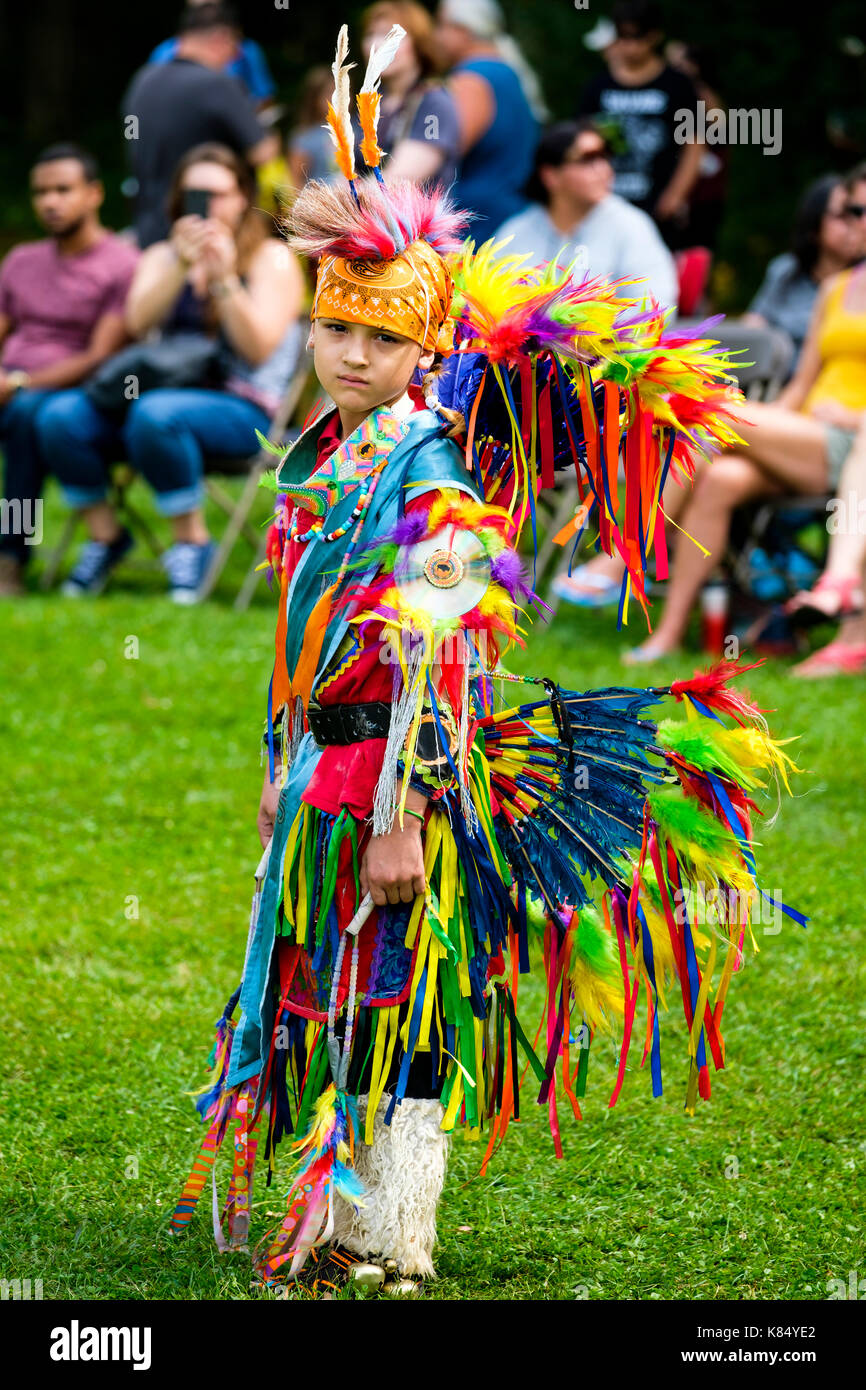 Canada First Nations Junge, Kanada indigene Phantasie Tänzer, im Begriff, den Grastanz während eines Pow Wow in London, Ontario, Kanada, aufzuführen. Stockfoto