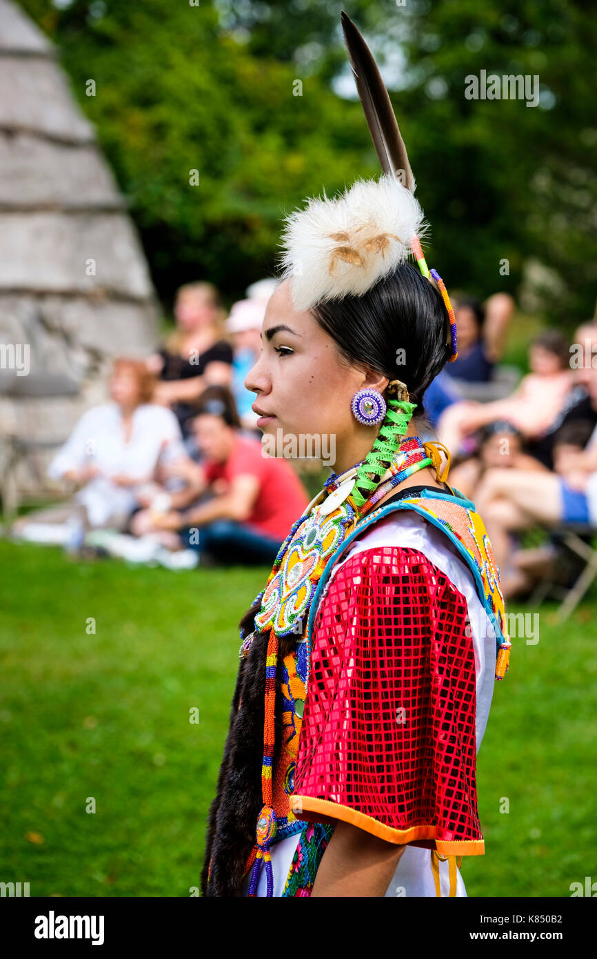 Canada First Nations Oneida/Ojibwa/Ojibway junge indigene Frau, die an einem indigenen Wettbewerb von Pow Wow Canada in London, Ontario, Kanada, teilnimmt. Stockfoto