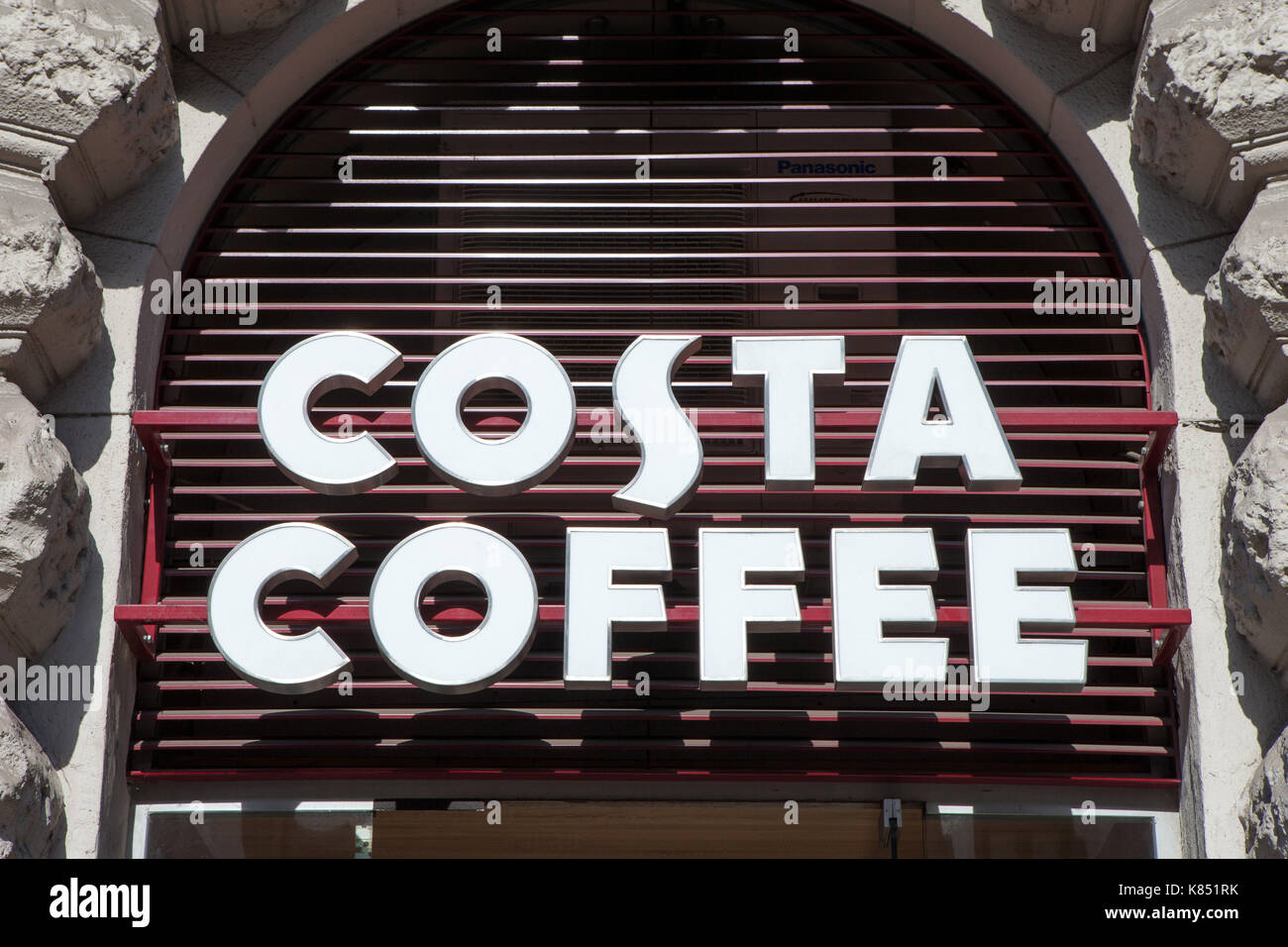 Costa-Kaffee-Schild auf einem Gebäude. Costa Coffee ist ein britisches multinationales Kaffeehausunternehmen mit Sitz in Dunstable. Stockfoto Costa-Kaffee-Schild auf einem Gebäude. Costa Coffee ist ein britisches multinationales Kaffeehausunternehmen mit Sitz in Dunstable. Stockfoto