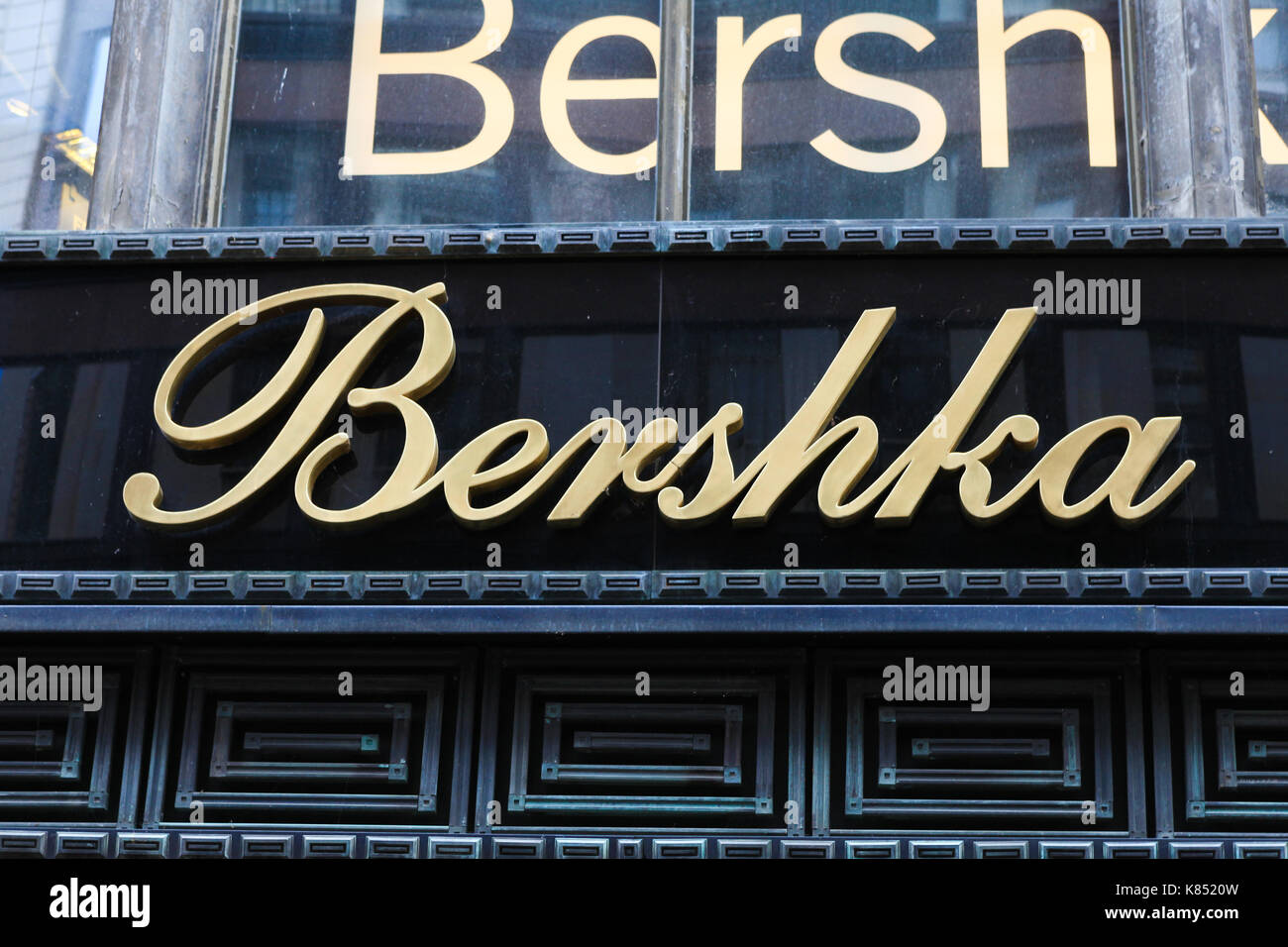 Bershka Schild auf einem Gebäude. Bershka ist Einzelhändler und Teil der  spanischen Inditex-Gruppe, die auch die Marken Zara, Massimo Dutti,  Pull&Bear an besitzt Stockfotografie - Alamy