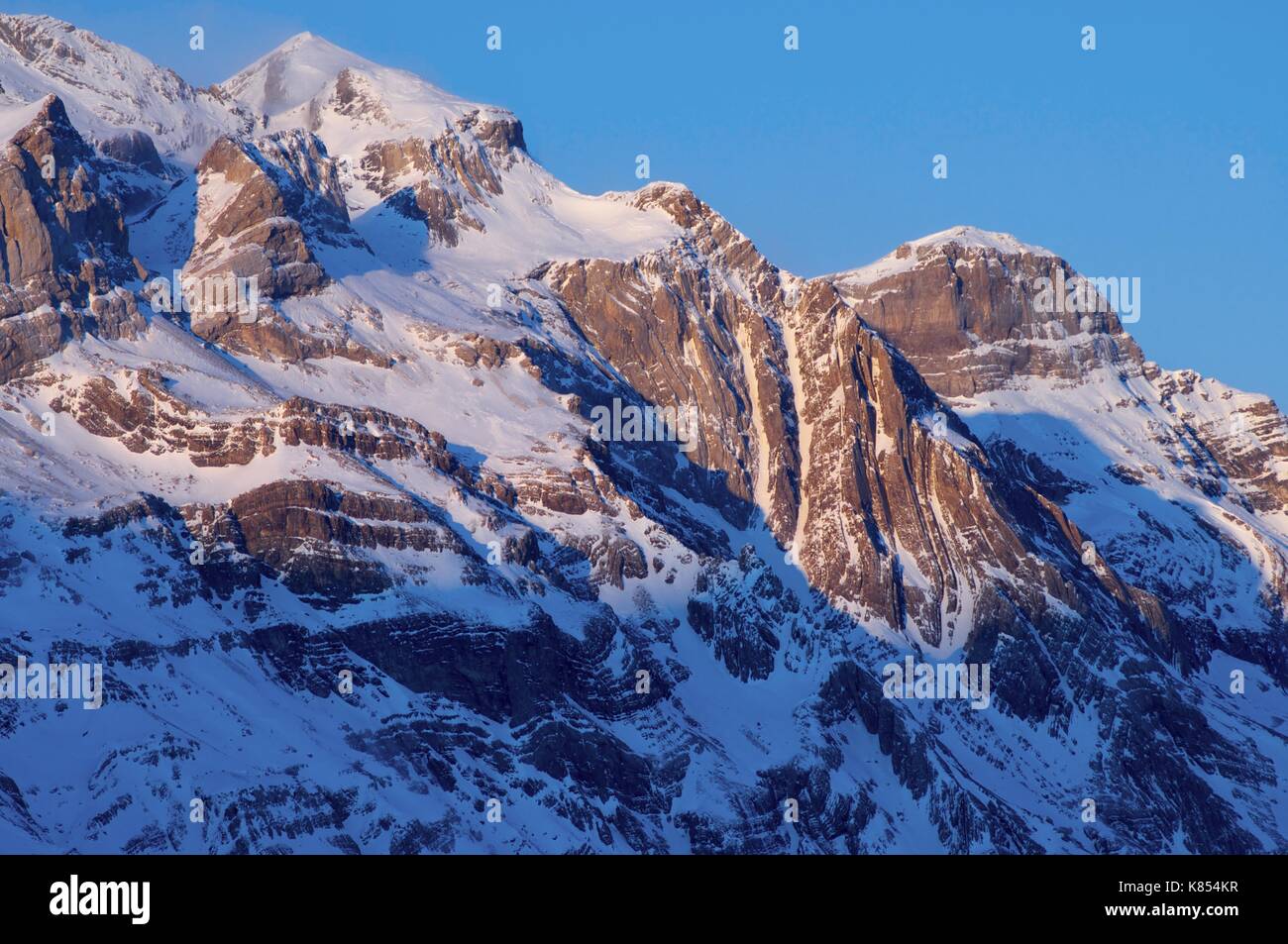 Winter im Nationalpark Ordesa, hohen Gipfeln, von Links nach Rechts, sind Monte Perdido (3255 m.) und Cilindro de Marbore (3325 m.), Pyrenäen, Huesca, Aragón, Spanien Stockfoto