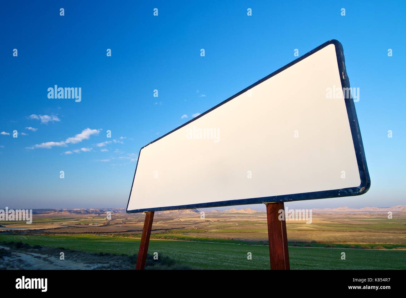 Leere Zeichen in einer flachen Landschaft gelegen Stockfoto