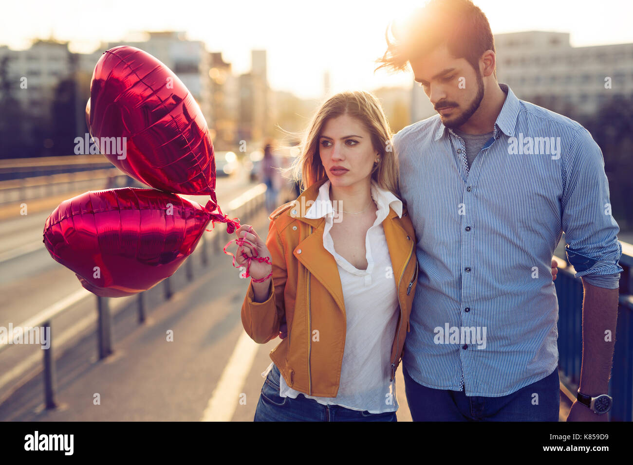 Junges Paar in Liebe Outdoor - Fashion Concept Stockfoto