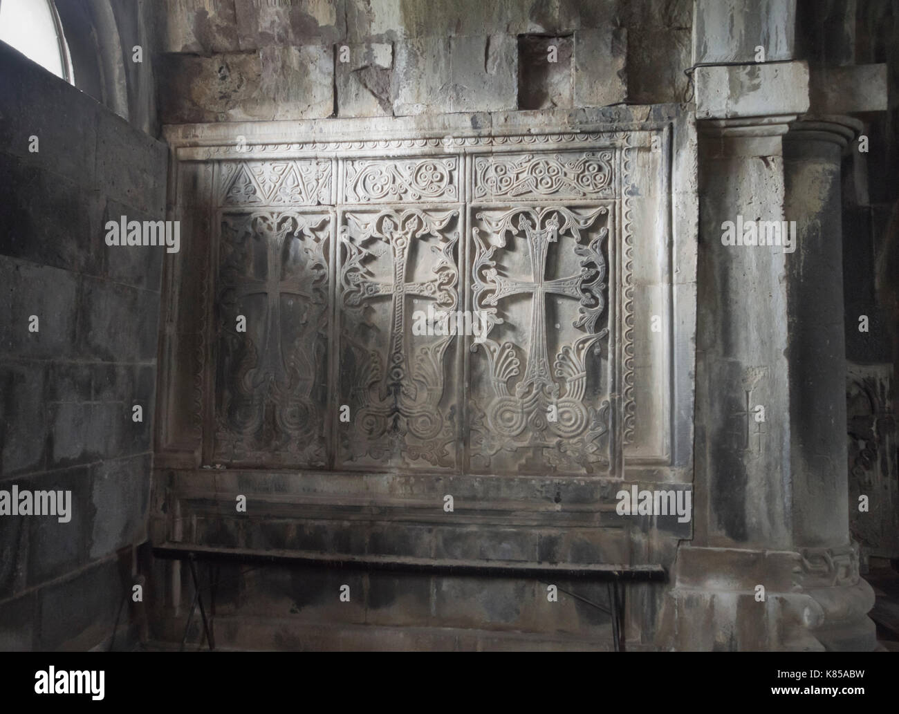 Kloster Haghpat oder Haghpatavank im Norden Armenien zurückgehen kann. 976 AD, ein UNESCO-Weltkulturerbe, Details im Innenraum mit cross-stone Motiv Stockfoto