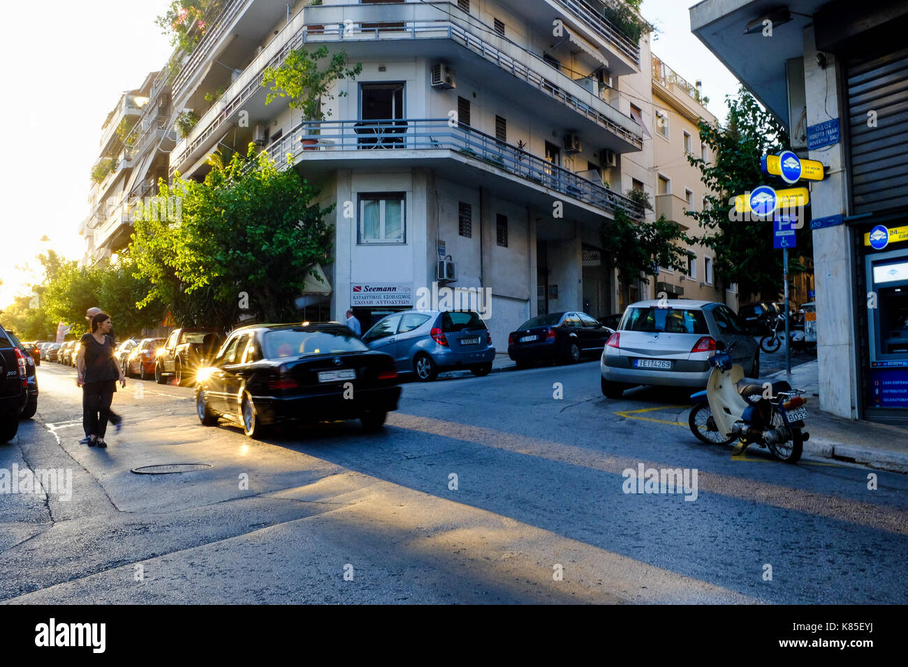 Allgemeine Straße und Architektur Blick auf Menschen in Athen, Griechenland, fotografiert in 2017. Stockfoto