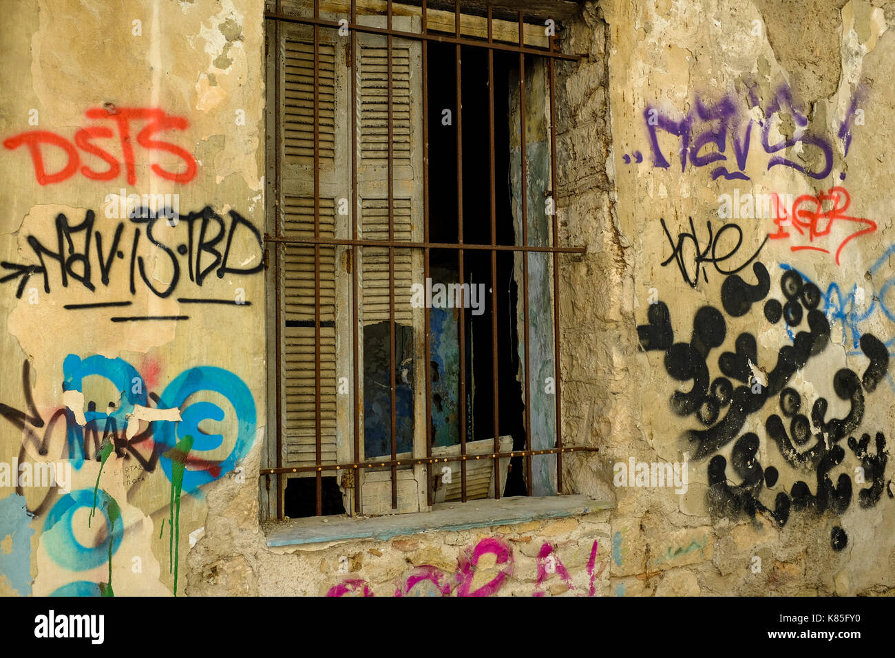 Gebäudehüllen sind mit Graffiti bedeckt, Verschleiß und in Athen, Griechenland, im Jahr 2017. Stockfoto