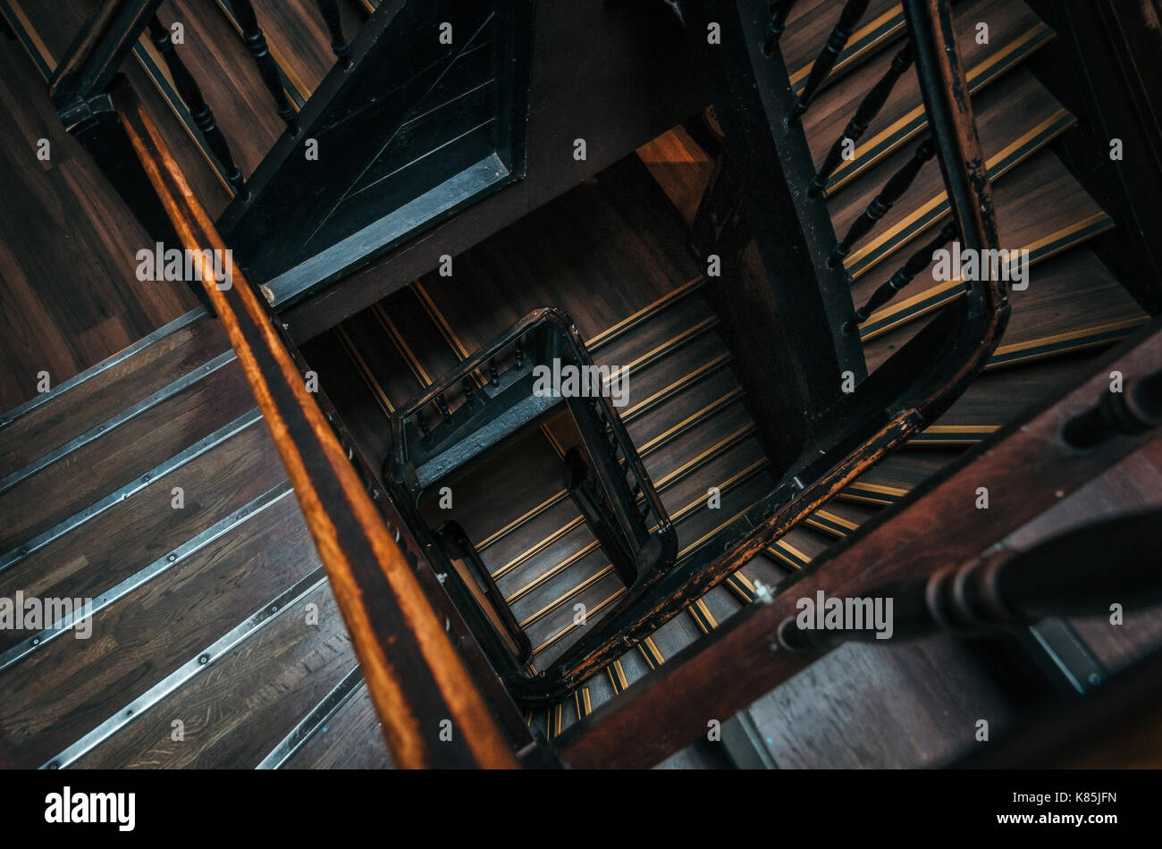 Platz Holztreppe in einem alten Gebäude Stockfoto