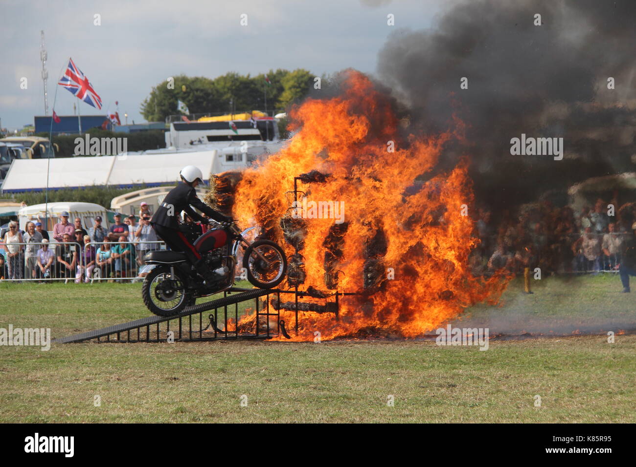 Britische Armee ROYAL SIGNALE WEISSE HELME MOTORRAD DISPLAY TEAM Stockfoto