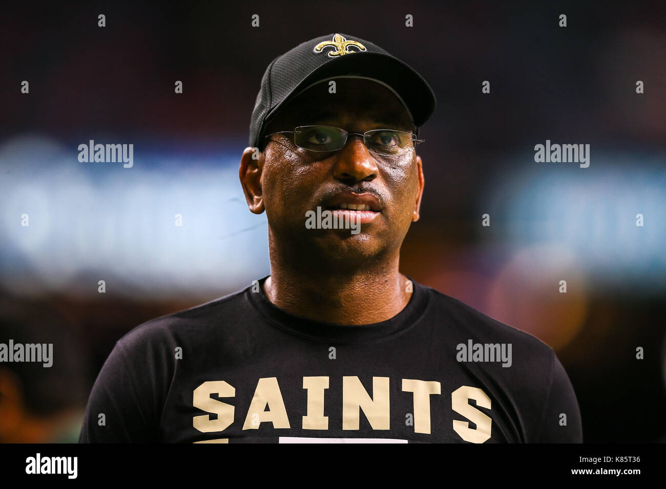 September 17, 2017 - New Orleans Saints wide receiver Coach Curtis Johnson schaut während des Spiels zwischen den New England Patriots und die New Orleans Saints im Mercedes-Benz Superdome in New Orleans, LA. New England Patriots gewannen36-20. Stephen Lew/CSM Stockfoto