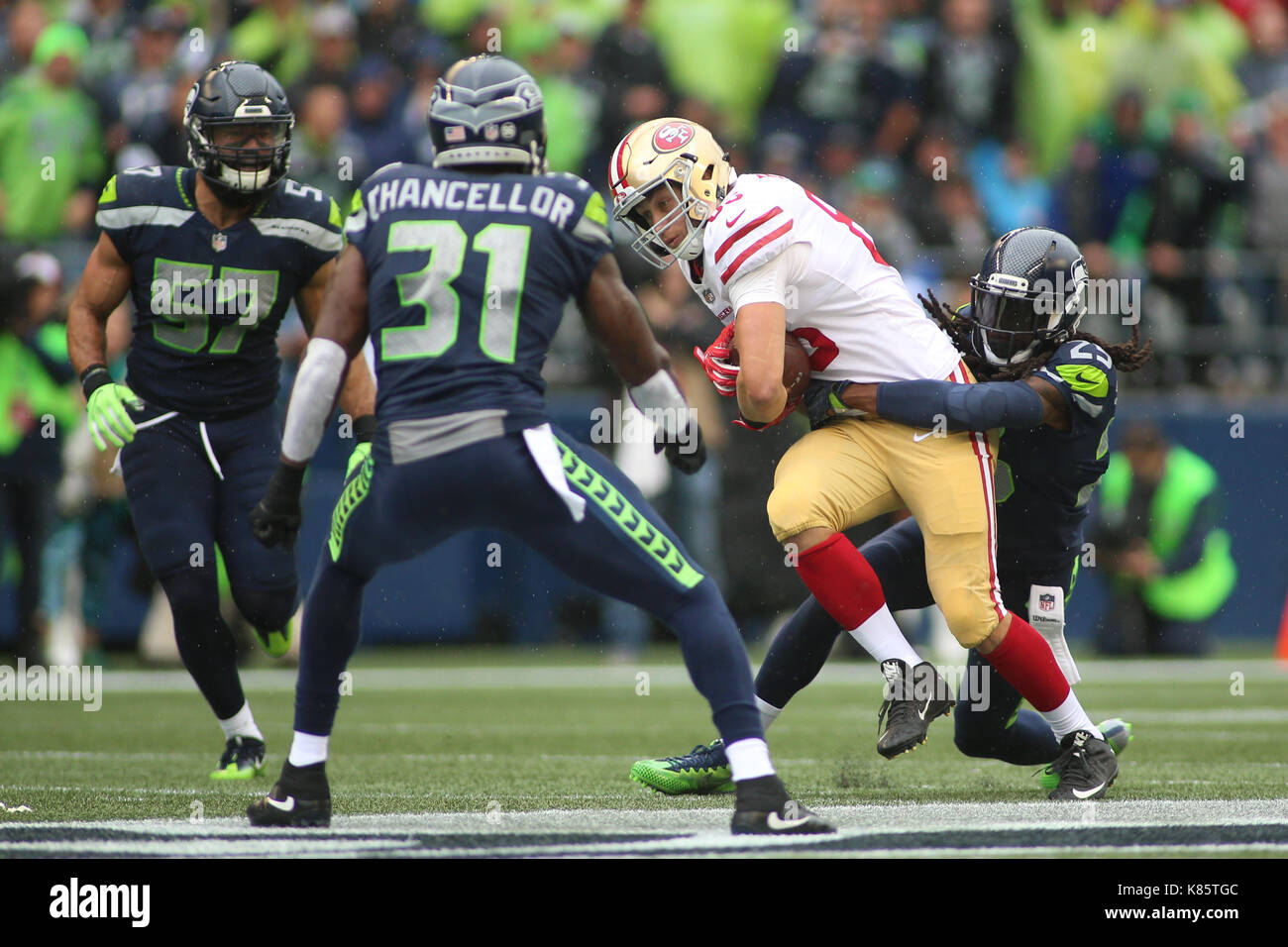September 17, 2017: Seattle Seahawks cornerback Richard Sherman (25) bringt die San Francisco 49ers tight end George Kittle (85) Während eines Spiels zwischen den San Francisco 49ers und die Seattle Seahawks an CenturyLink Feld in Seattle, WA am 17. September 2017. Die Seahawks besiegten die 49ers 12-9. Sean Brown/CSM Stockfoto