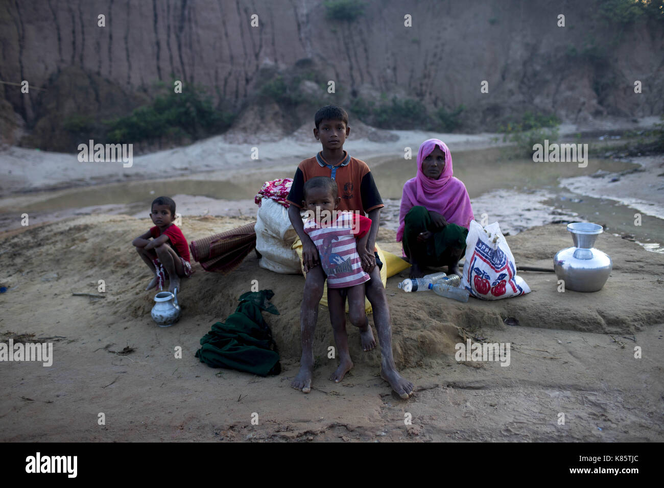 September 17, 2017 - Neu eingetroffen Rohingya Familie warten auf dem Platz vor der Thenkhali Flüchtlingslager in Cox's Bazar, Bangladesch. Laut UNHCR mehr als 400 tausend Rohingya-flüchtlinge Myanmar haben von Gewalt flohen in den letzten Wochen, die meisten versuchen, die Grenze zu überqueren und Bangladesch zu erreichen. Internationale Organisationen haben Nachmeldungen von Menschenrechtsverletzungen und Exekutionen angeblich durchgeführt von der myanmarischen Armee. Credit: K M Asad/ZUMA Draht/Alamy leben Nachrichten Stockfoto