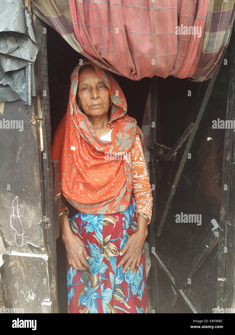 New Delhi, Indien. 11 Sep, 2017. dpatop - Der 75-jährige Zahura Hatoon steht vor ihrer Hütte an der Rohingya Flüchtlingslager "arul Hijrat" am Stadtrand von New Delhi, Indien, 11. September 2017. Der indischen Regierung will die geschätzten 40.000 Rohingyas, der, für die meisten, die in dem Land für die Jahre Leben zu verbannen. Indiens höchste Gericht wird in der Regel auf eine Aktion, die von zwei Royhingya Flüchtlinge. Foto: Nick Kaiser/dpa/Alamy leben Nachrichten Stockfoto