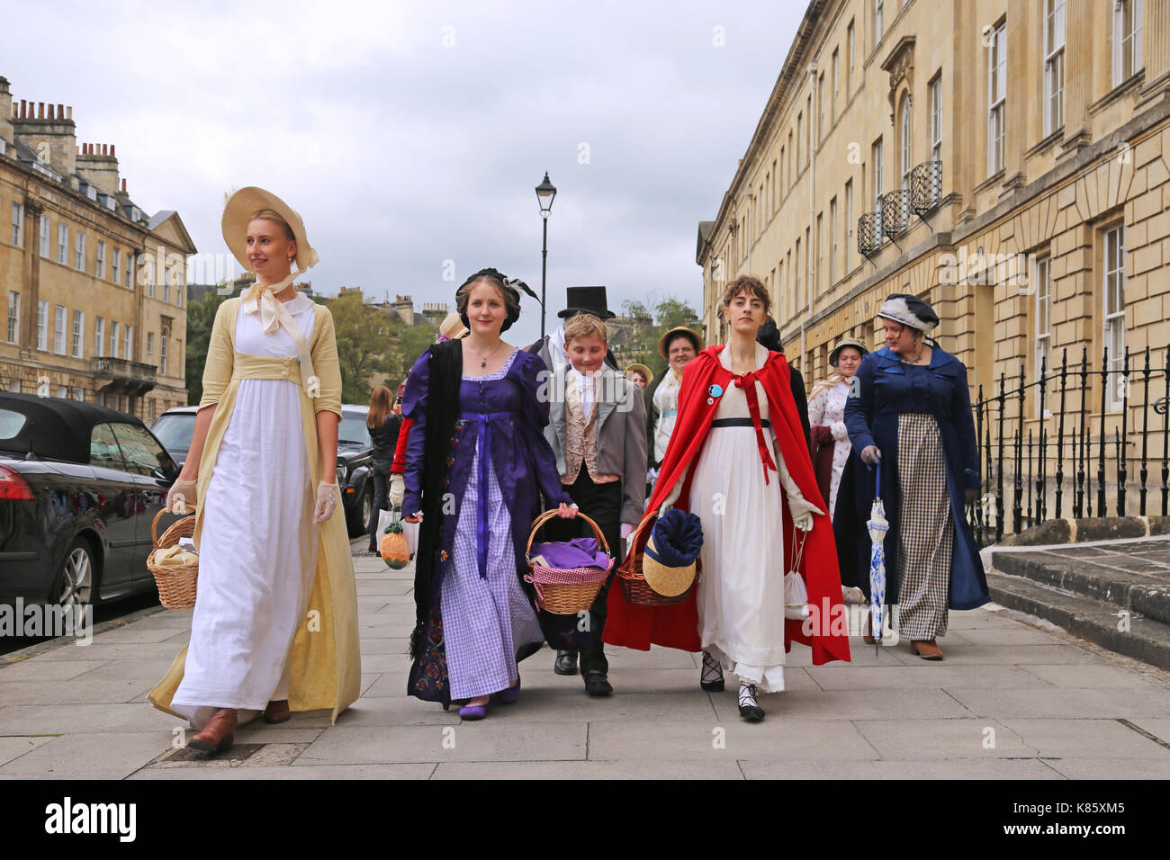 Jane Austen Festival. 8. bis 17. September 2017. Badewanne, Somerset, England, UK, Europa. Regency kostümierten Mini-Promenade der Holburne Museum, Sonntag, 17. September 2017. Am letzten Tag des Festivals, das in diesem Jahr der 200. Jahrestag der Jane Austen's Tod markiert. Credit: Ian Flasche/Alamy leben Nachrichten Stockfoto