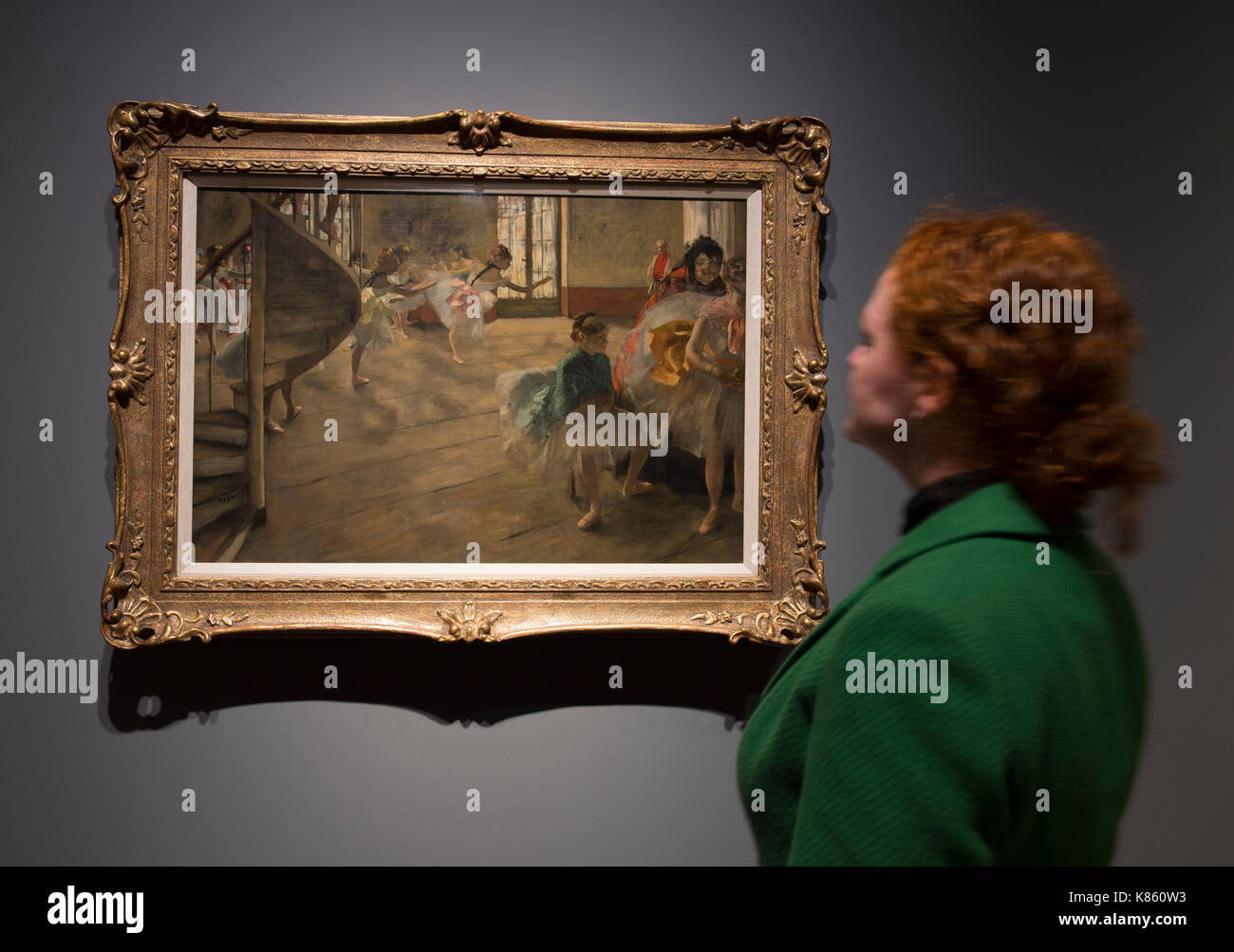 National Gallery, London, UK. 18 Sep, 2017. Degas Kunstwerke aus dem Burrell Collection, Glasgow gehen auf Anzeige an der Nationalen Galerie ab 20. September 2017 - vom 7. Mai 2018. Versand Magnat Sir William Burrell begabte seine große Kunstsammlung, darunter eine der schönsten Sammlungen von Degas pastels in der Welt, der Stadt Glasgow 1944. Hilaire-Germain - Edgar Degas. Die Probe, ca. 1874. Die Burrell Collection, Glasgow. Glasgow Museen Sammlung. Von einem Mitglied der Galerie Personal gesehen. Credit: Malcolm Park/Alamy Leben Nachrichten. Stockfoto