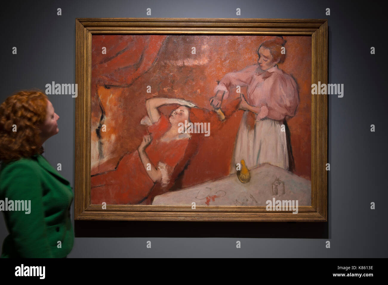 National Gallery, London, UK. 18 Sep, 2017. Degas Kunstwerke aus dem Burrell Collection, Glasgow gehen auf Anzeige an der Nationalen Galerie ab 20. September 2017 - vom 7. Mai 2018. Versand Magnat Sir William Burrell begabte seine große Kunstsammlung, darunter eine der schönsten Sammlungen von Degas pastels in der Welt, der Stadt Glasgow 1944. Foto: Hilaire-Germain - Edgar Degas. Kämmen Sie das Haar, ca. 1897. National Gallery Collection. Von einem Mitglied der Galerie Personal gesehen. Credit: Malcolm Park/Alamy Leben Nachrichten. Stockfoto